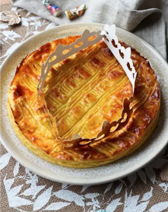 galette fromagère avec couronne en papier 