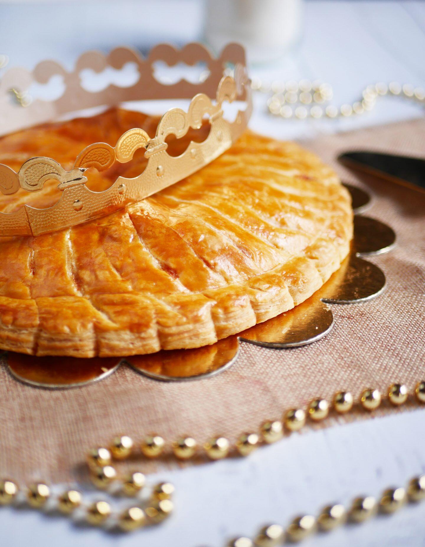 galette des rois classique dans un décor d'épiphanie 