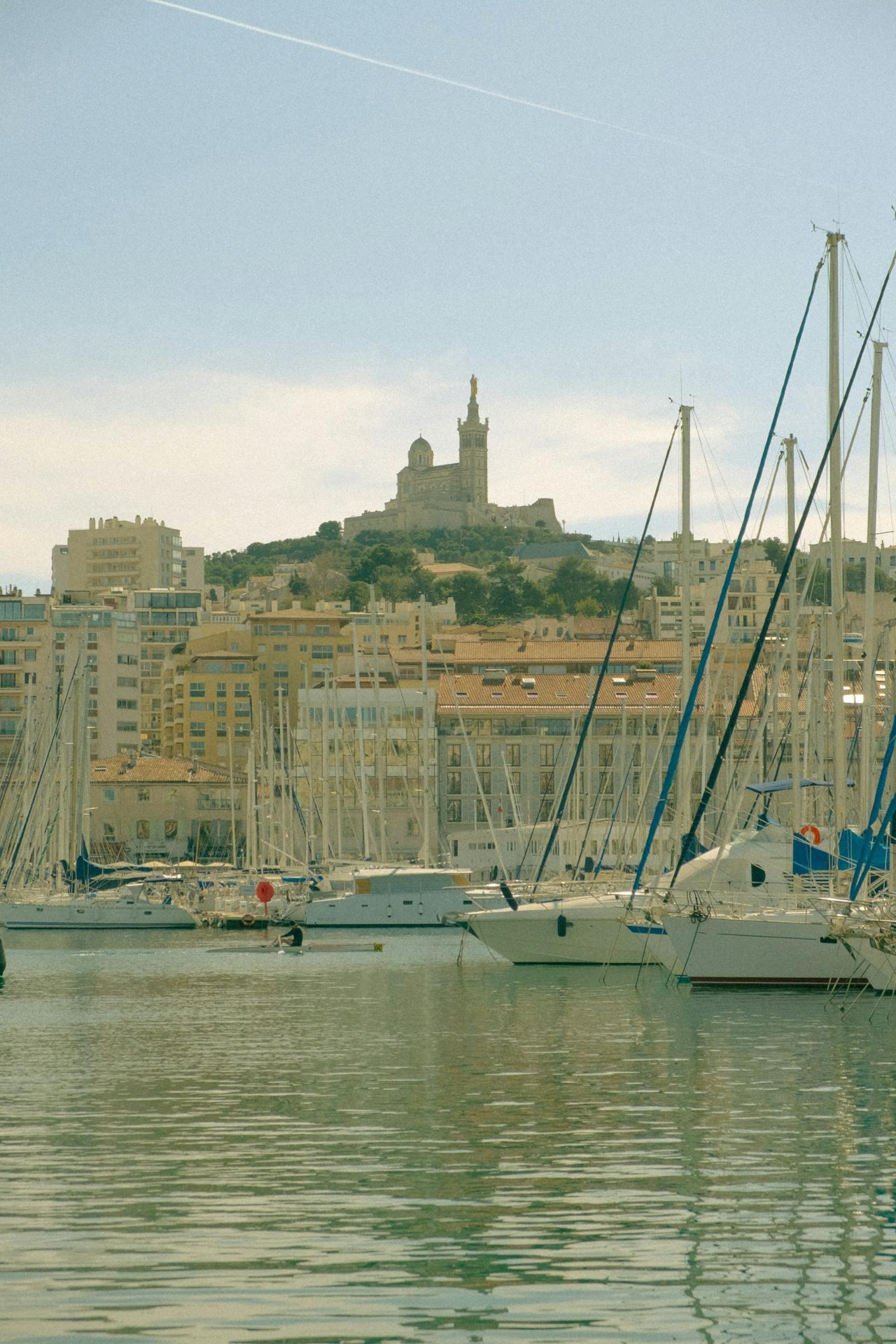Vue sur le port de Marseille et la Bonne Mère. 