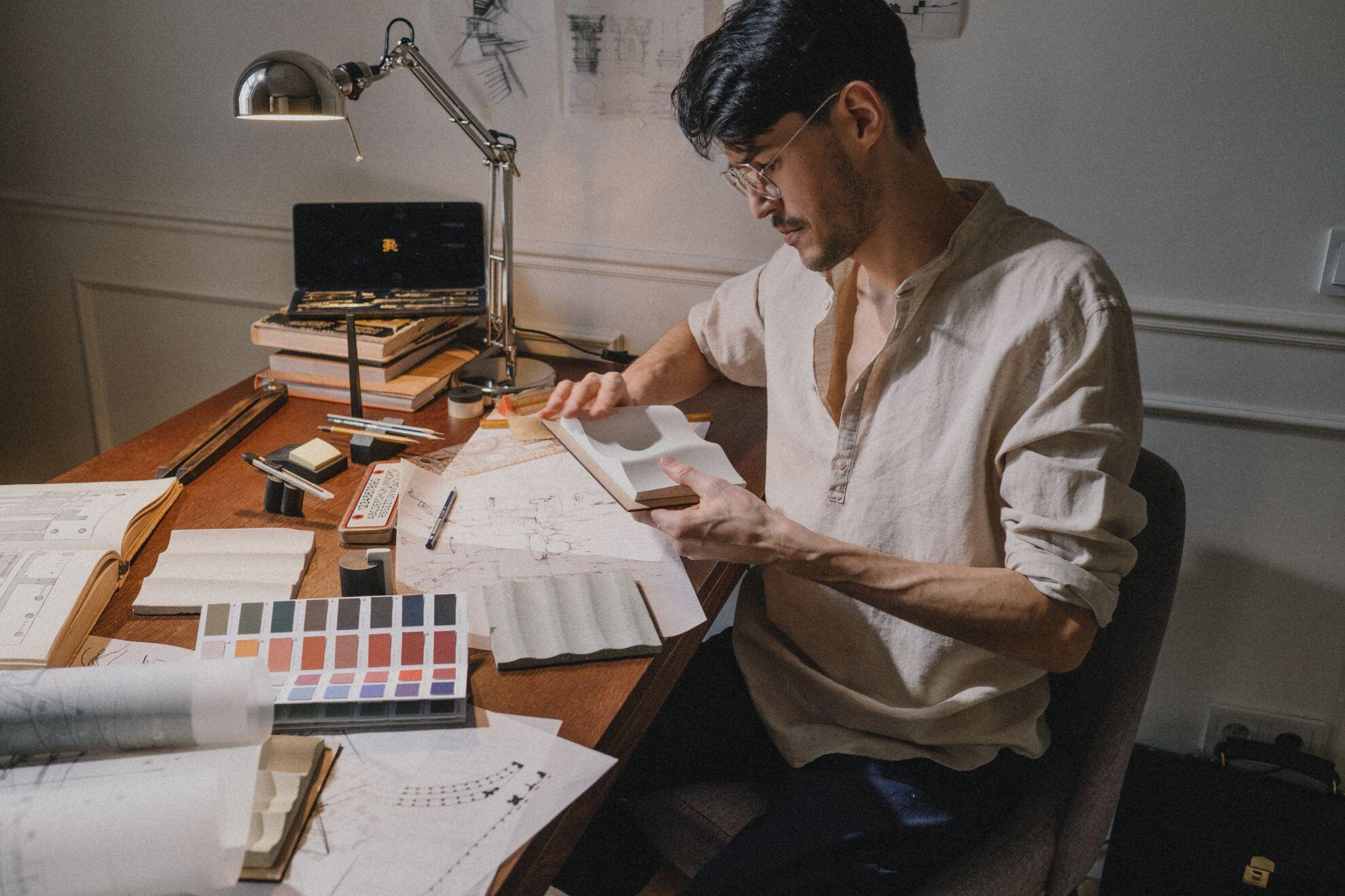 Un homme en train de choisir son papier pour dessiner.