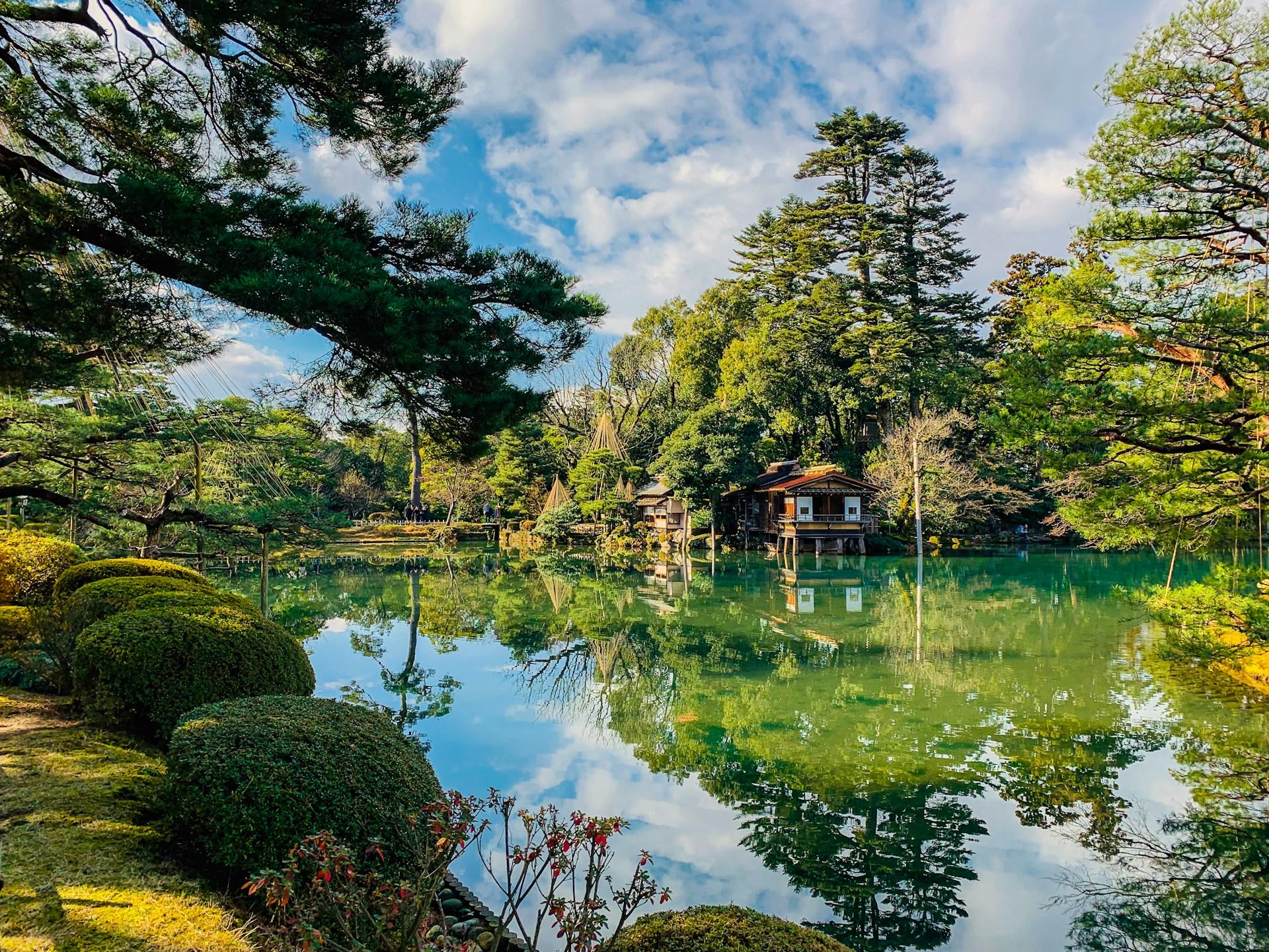 mode de vie zen en extérieur avec un lac, des arbres et une maison japonaise