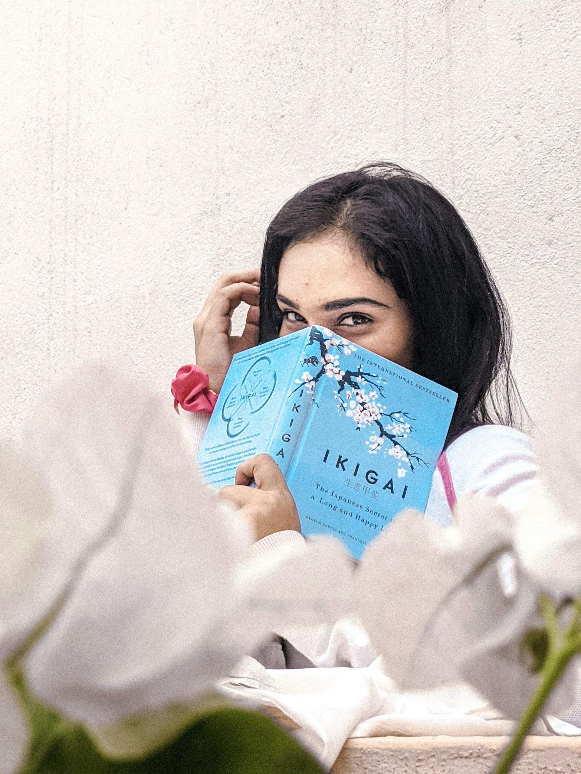 jeune femme en train de lire un livre sur l'Ikigai japonais
