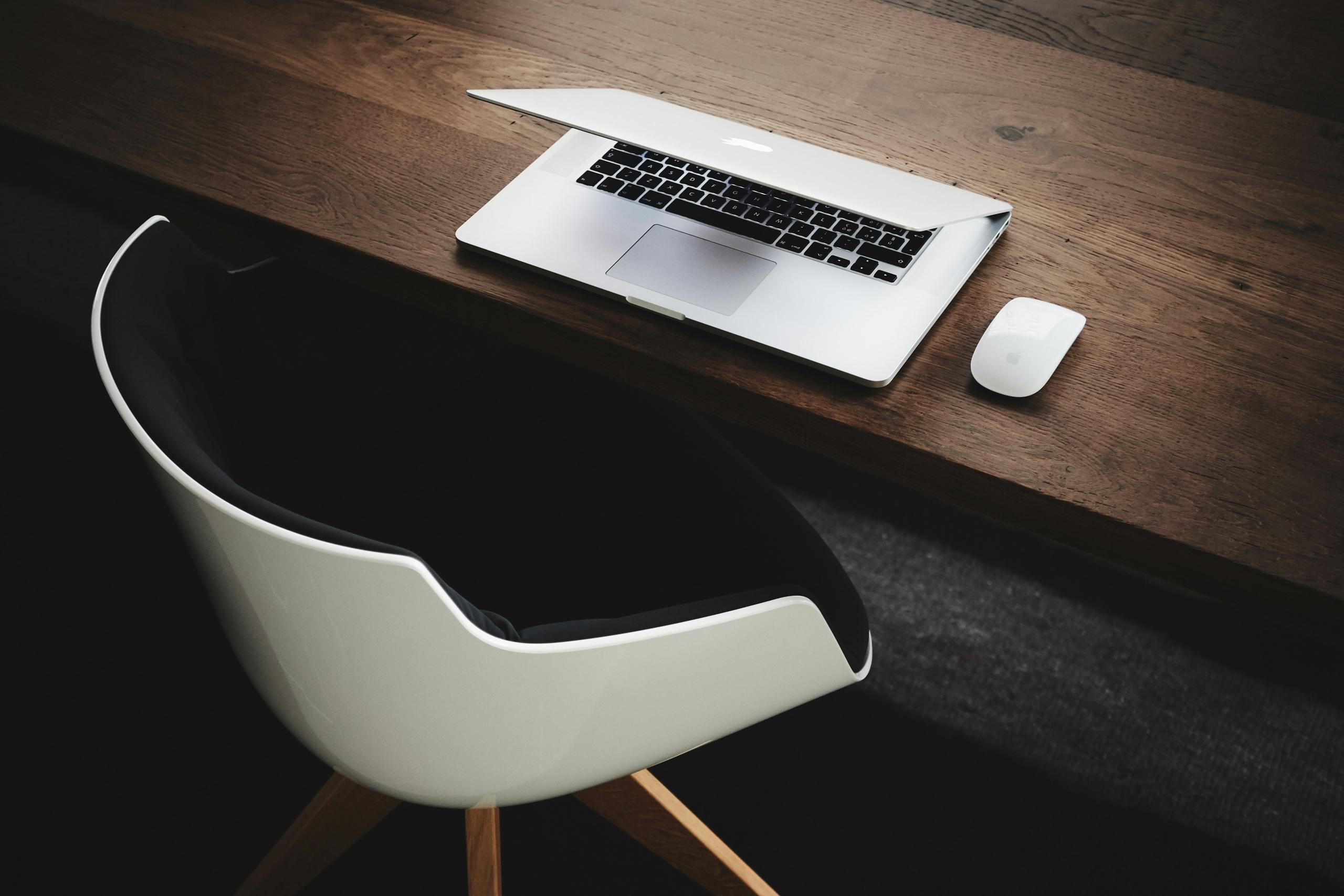 Un ordinateur portable sur une table