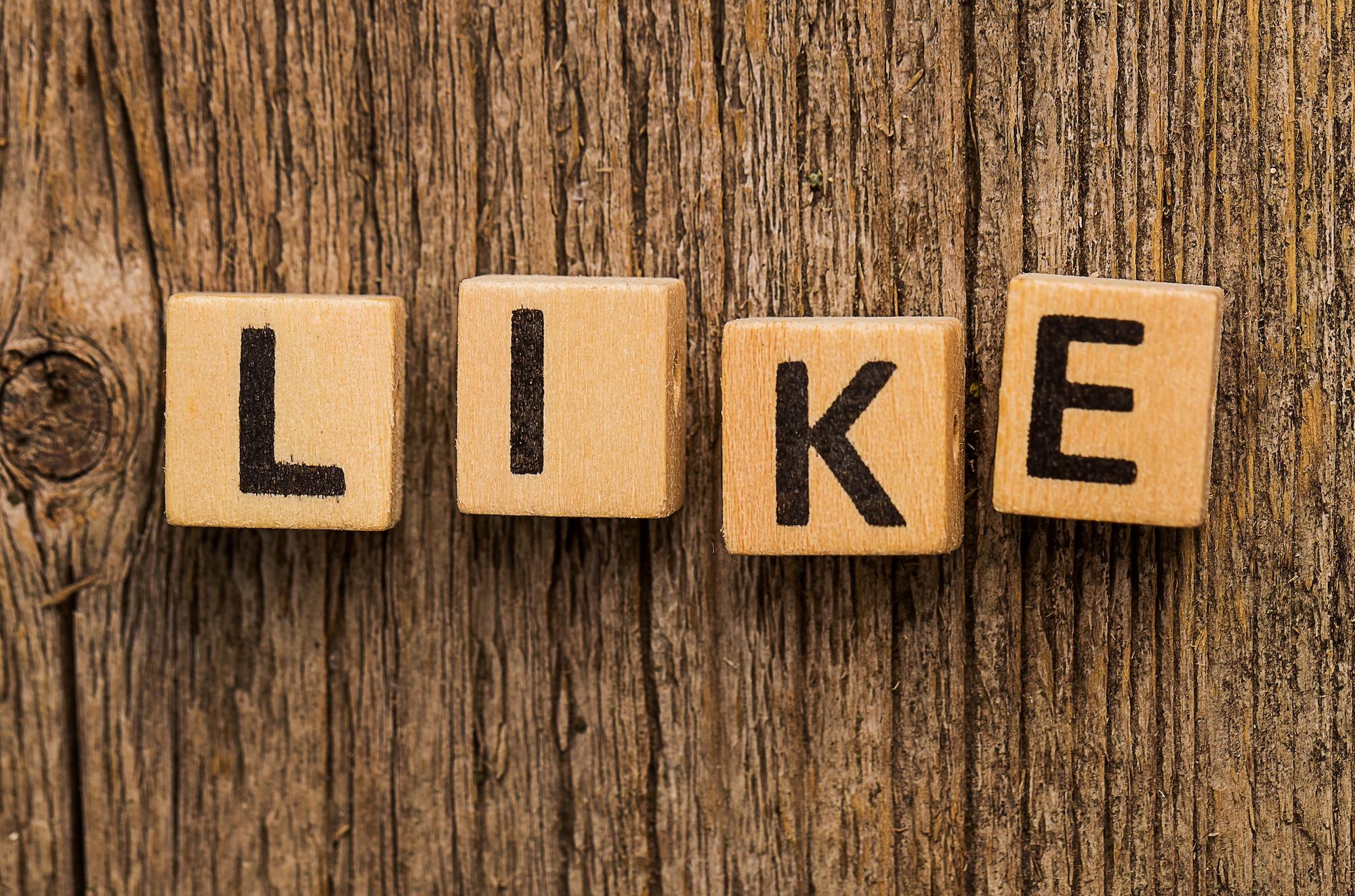 Des briques de jeu sur la table avec le mot "like"