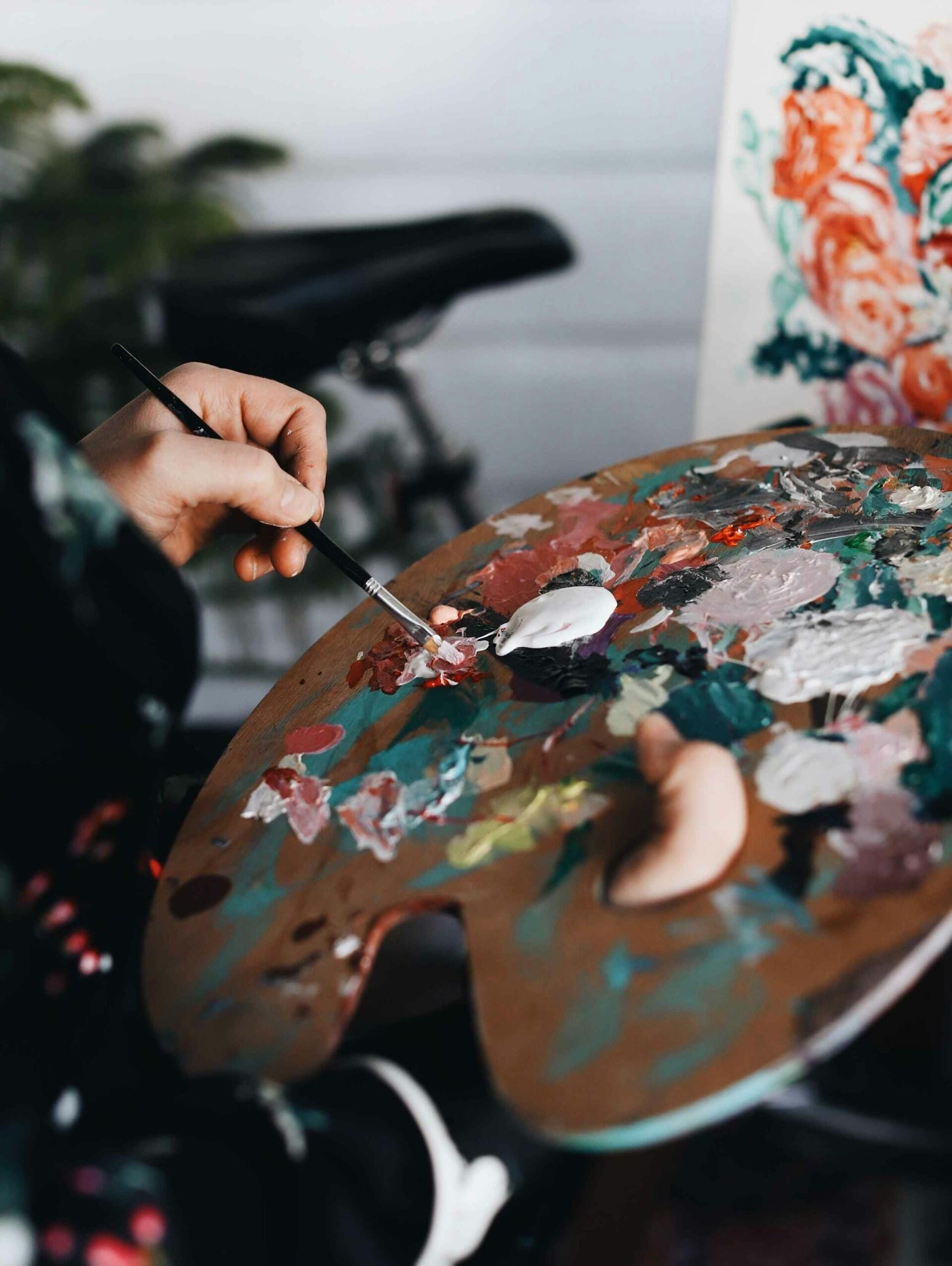 peintre avec sa palette de couleurs 