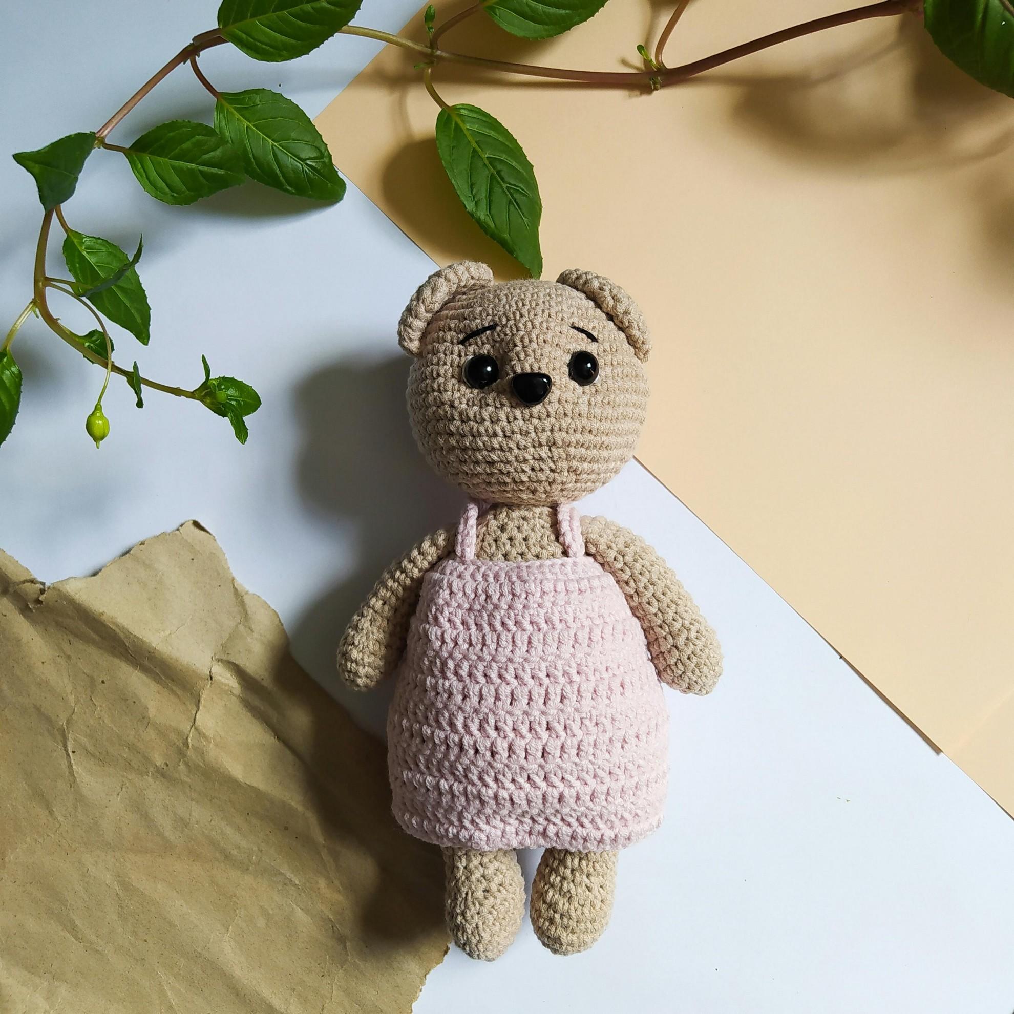 Un petit ourson en peluche fait au crochet.
