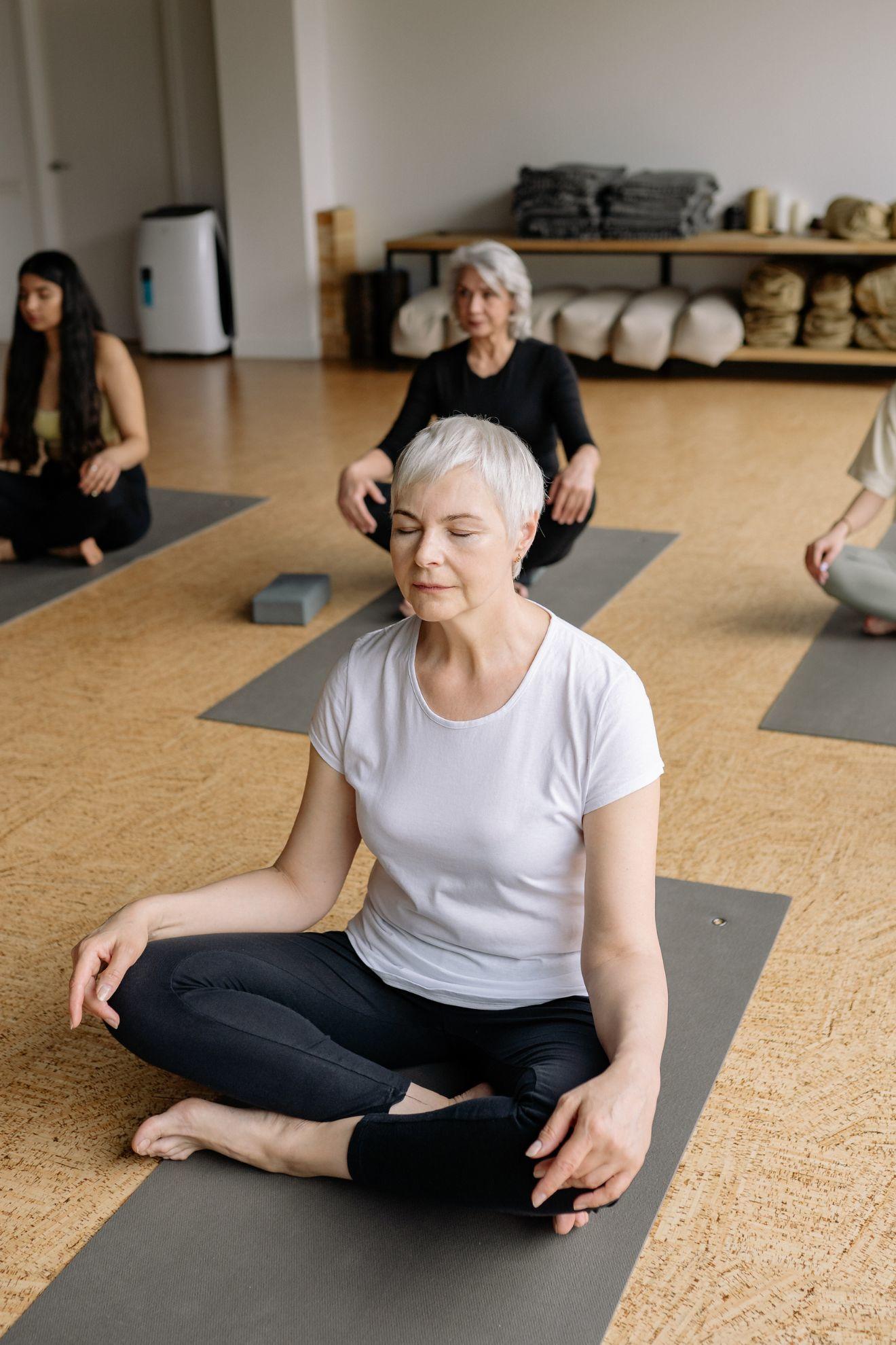 Une séance de méditation lors d'un cours de yoga.