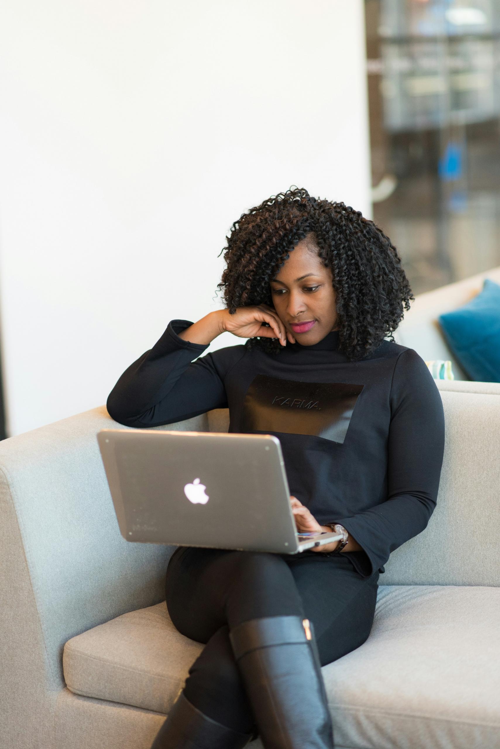 Une entrepreneuse devant son ordinateur.