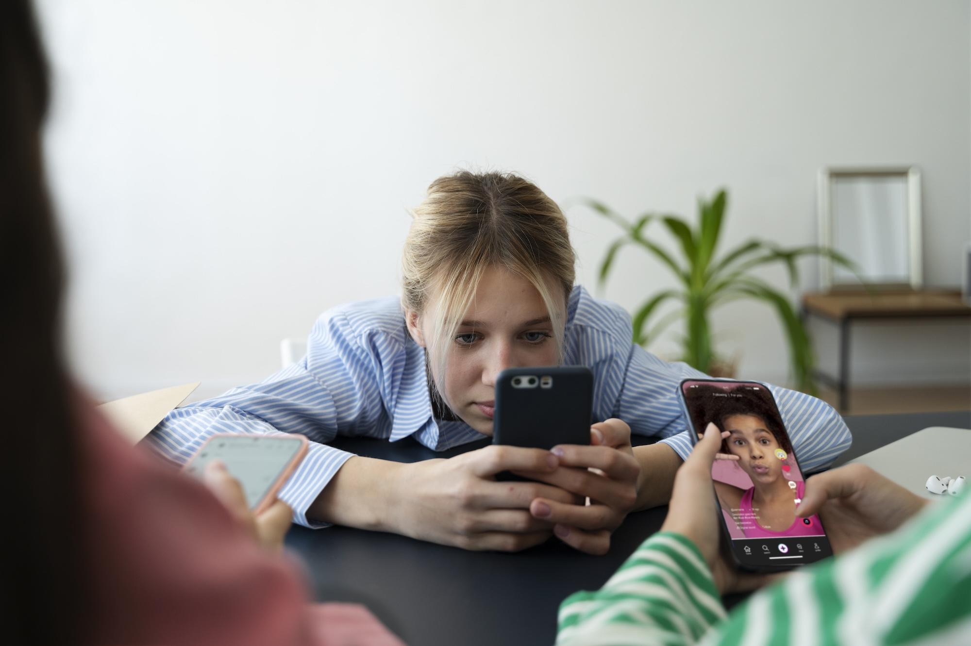 Fille accros aux réseaux sociaux