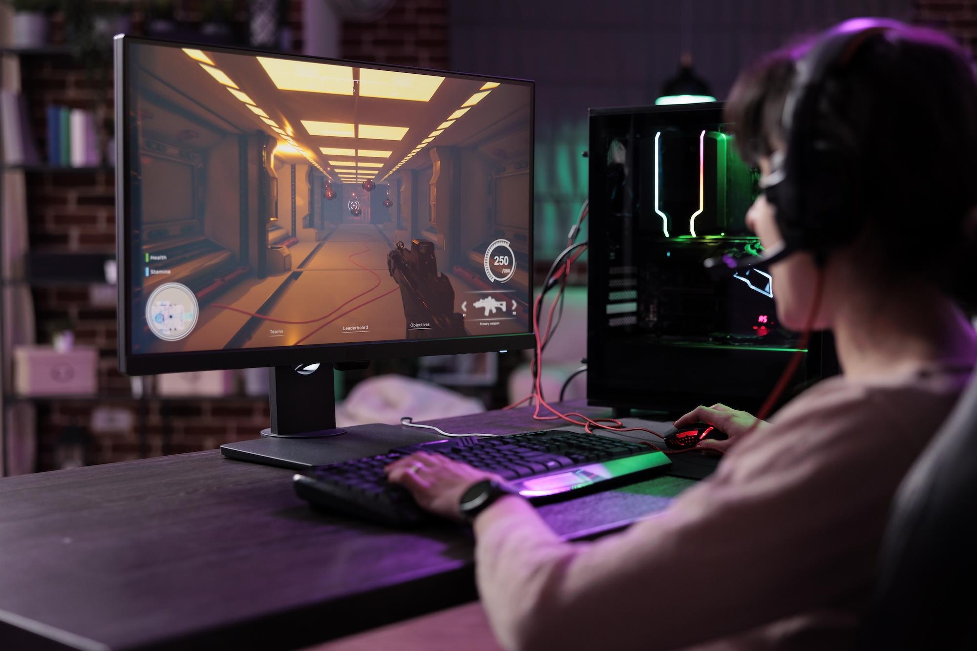 Une joueuse joue à un jeu vidéo en direct sur un ordinateur moderne.