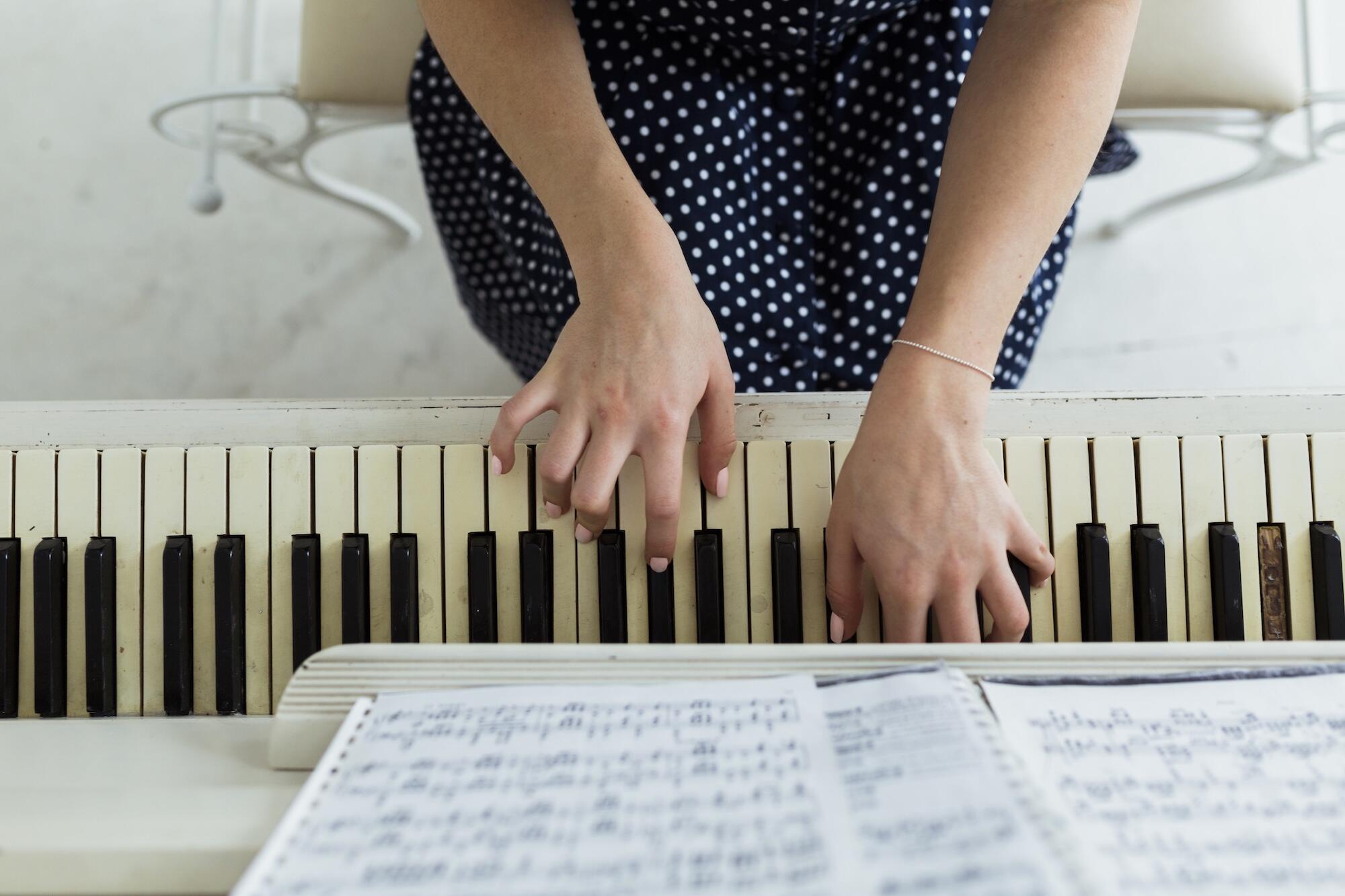Vue aérienne de la main d'une femme jouant du piano