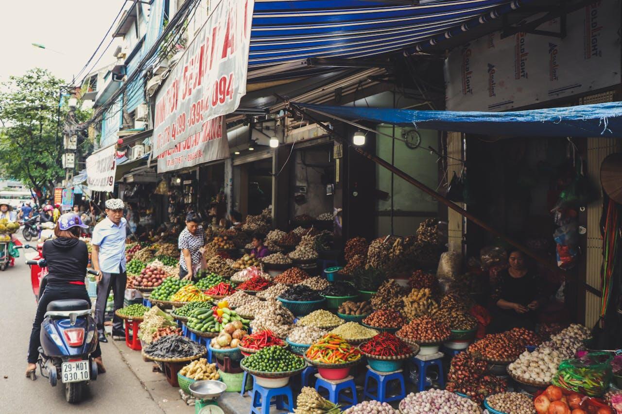 Une photo d'un étal au marché au Vietnam