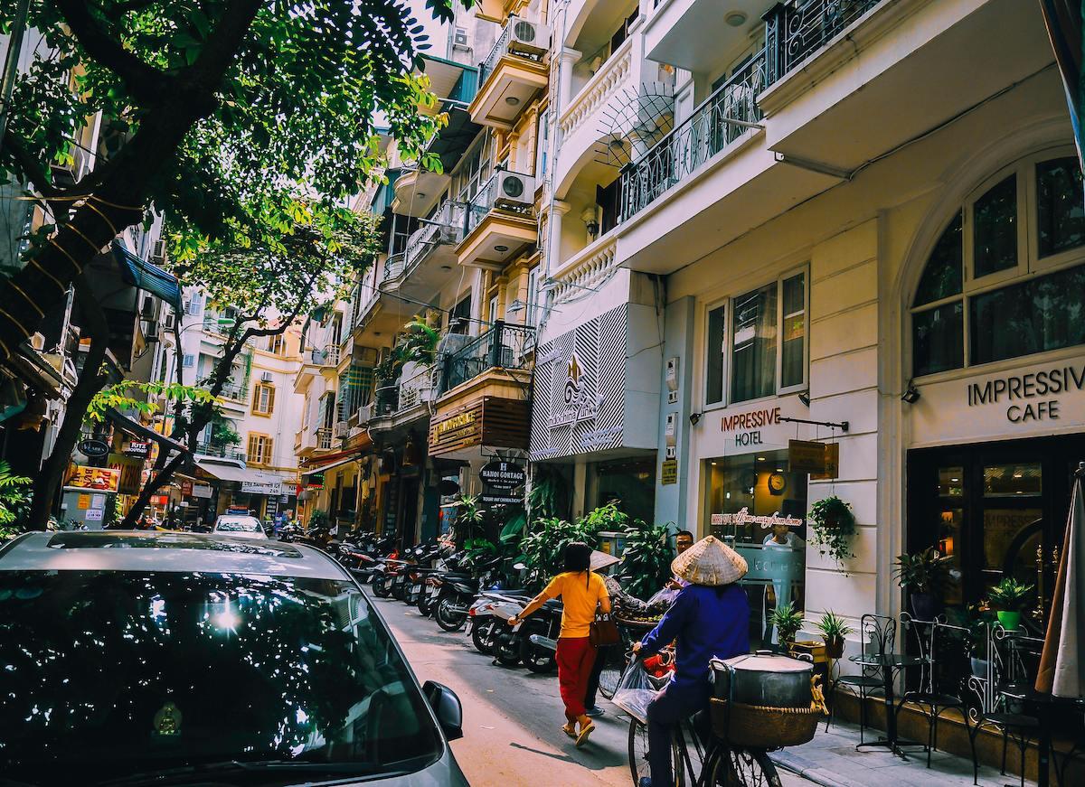 Photo d'une rue vietnamienne avec des hôtels et des cafés. 