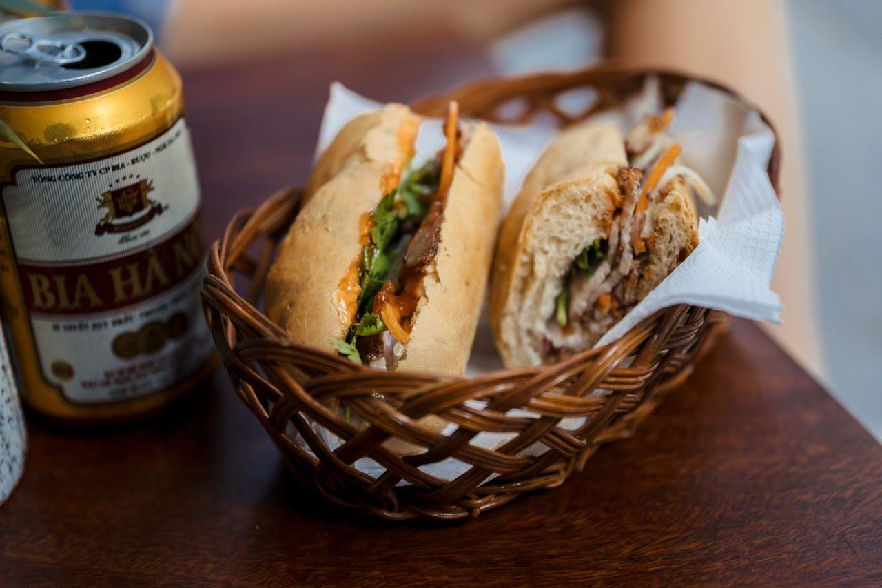 Le banh mi vietnamien accompagné d'une bière vietnamienne.