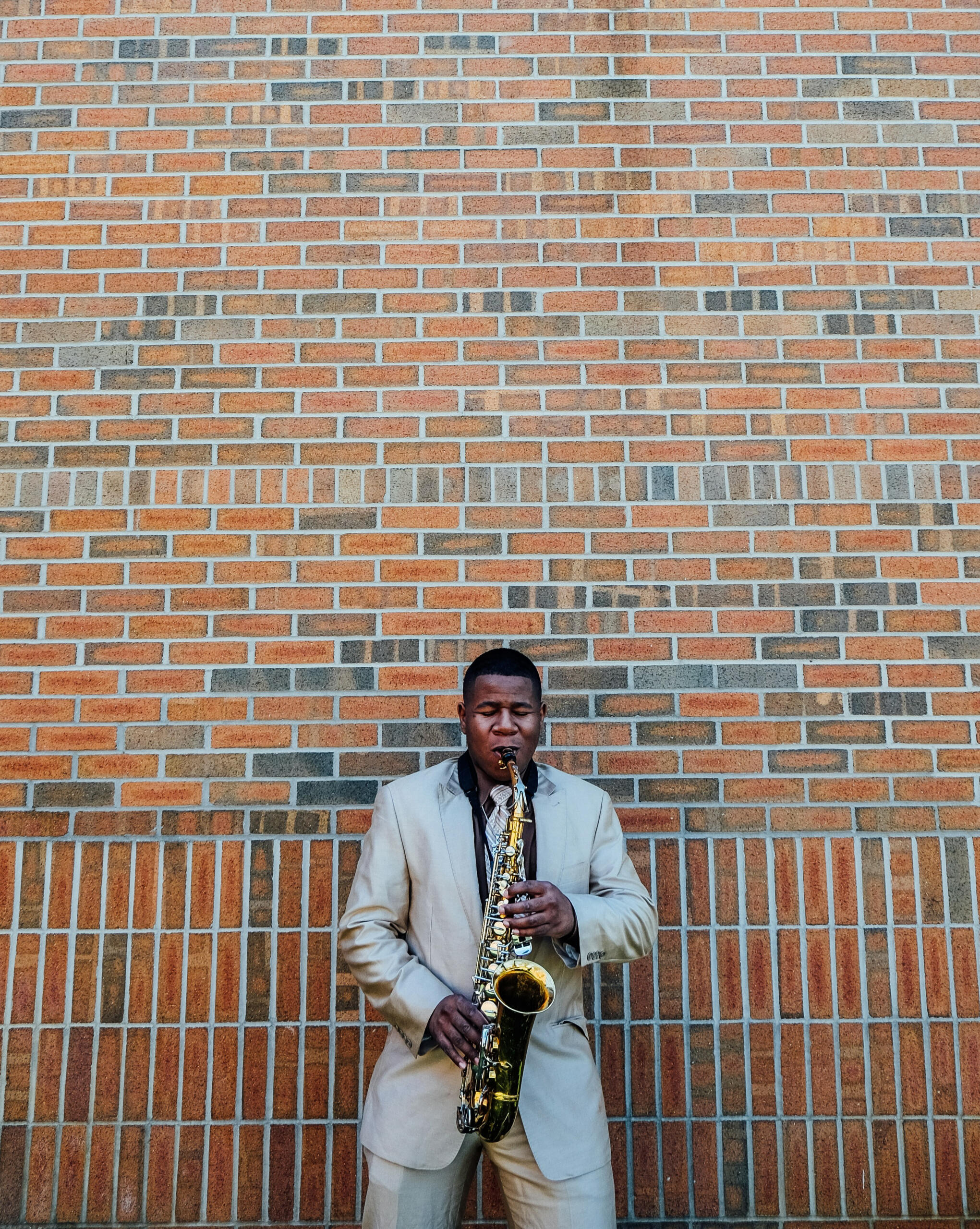 Un saxophoniste joue dans la rue.