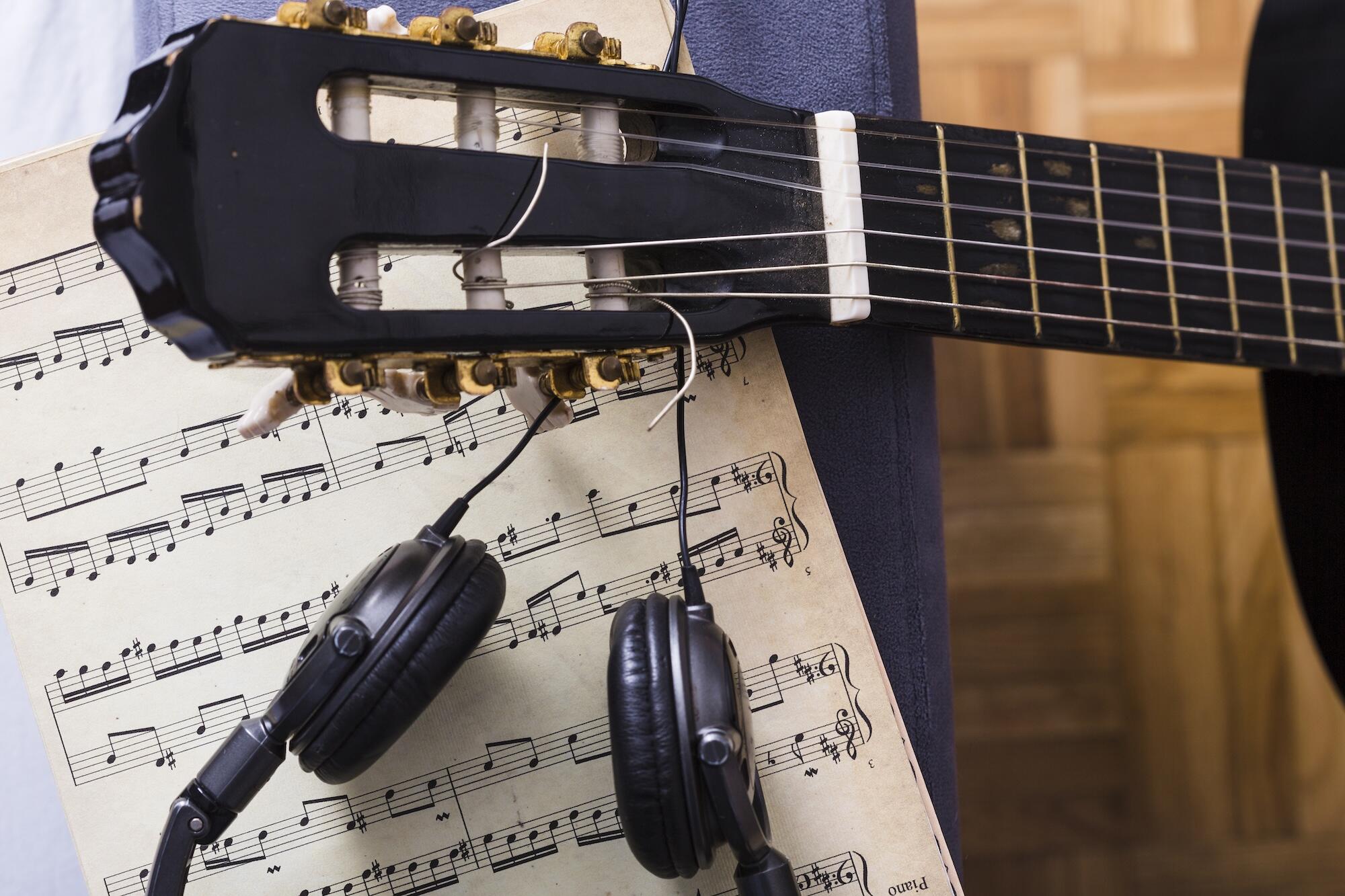 Vue de dessus de la guitare et des notes de musique