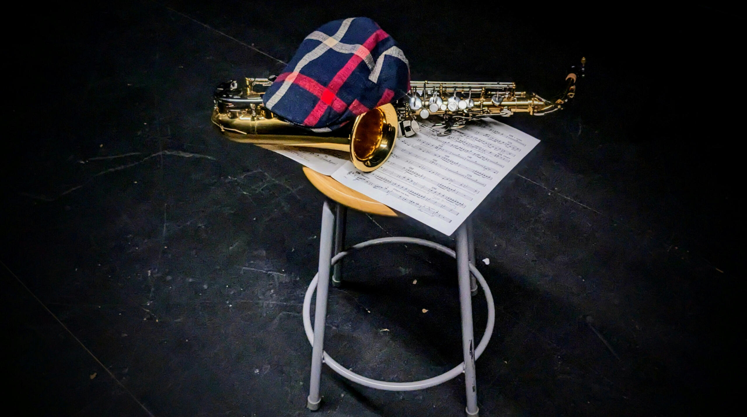 Un saxophone salto posé sur un tabouret.