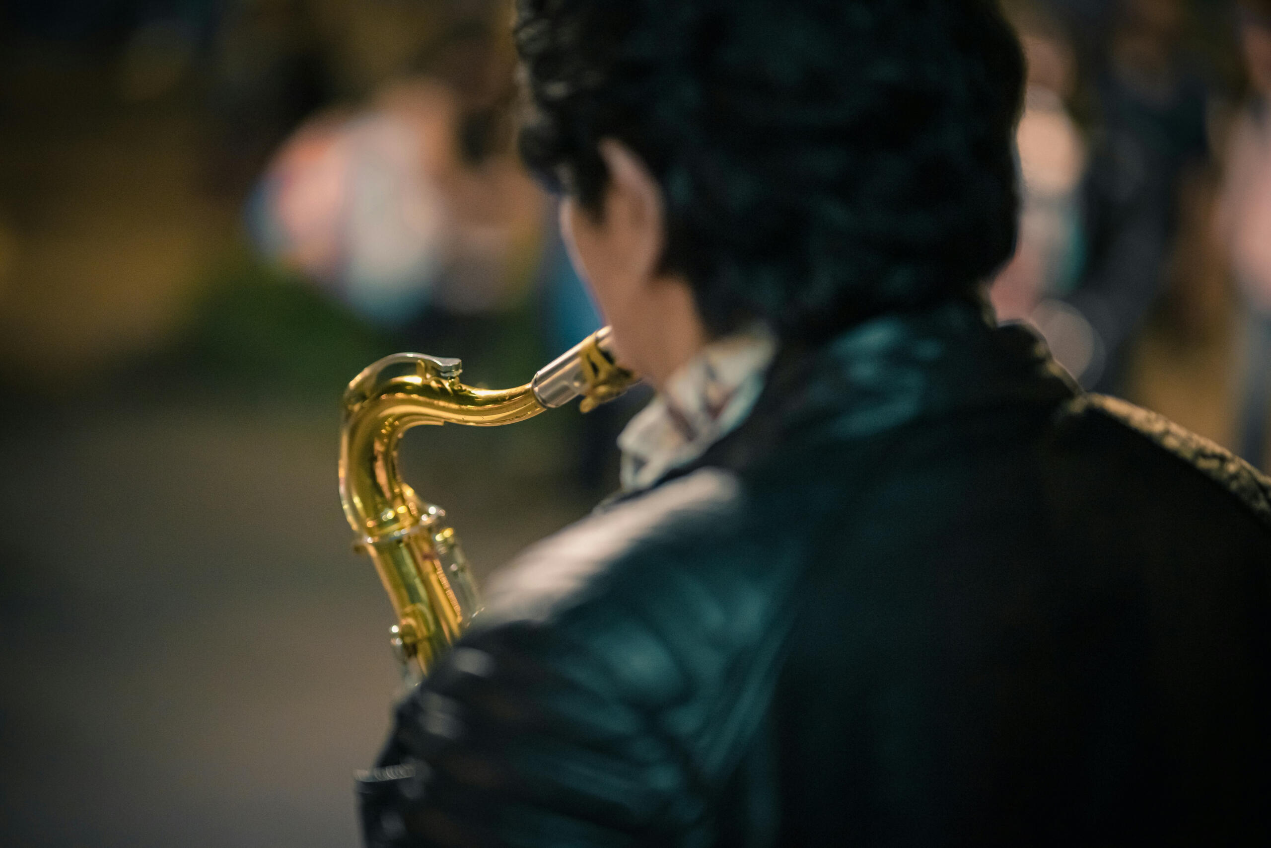 Un saxophoniste de dos.