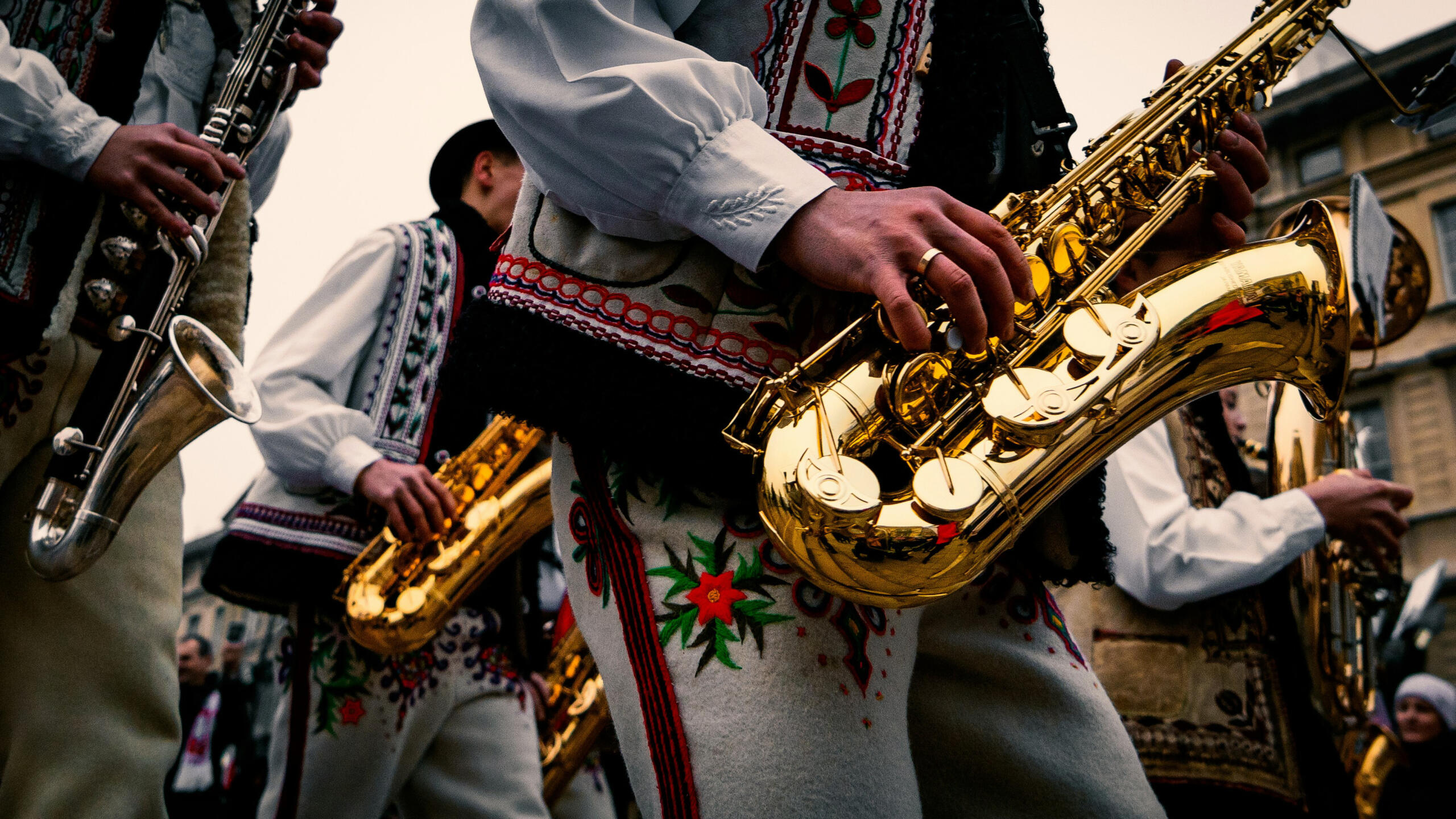 Un groupe de saxophonistes joue.