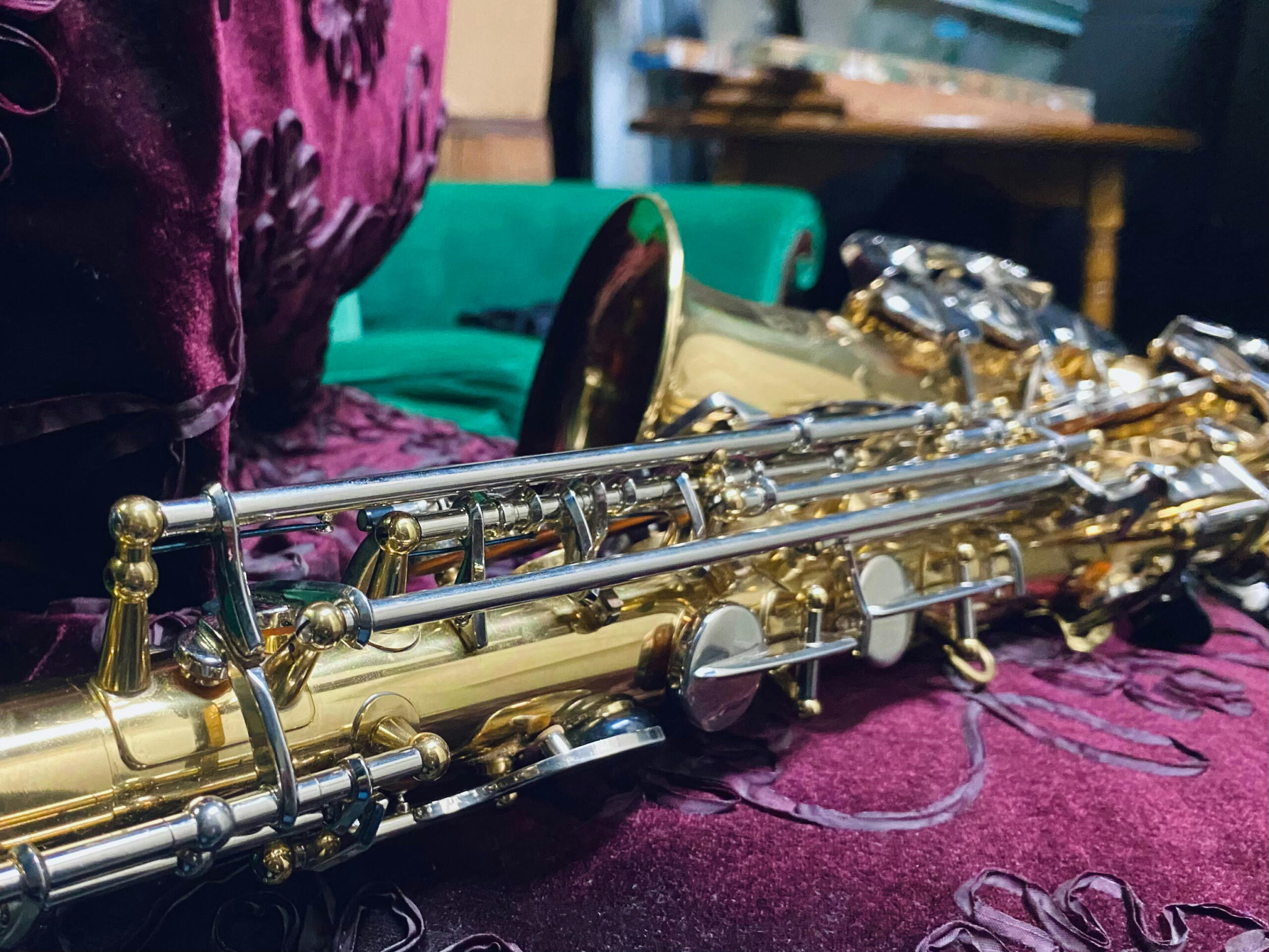 Un saxophone posé sur un coussin.