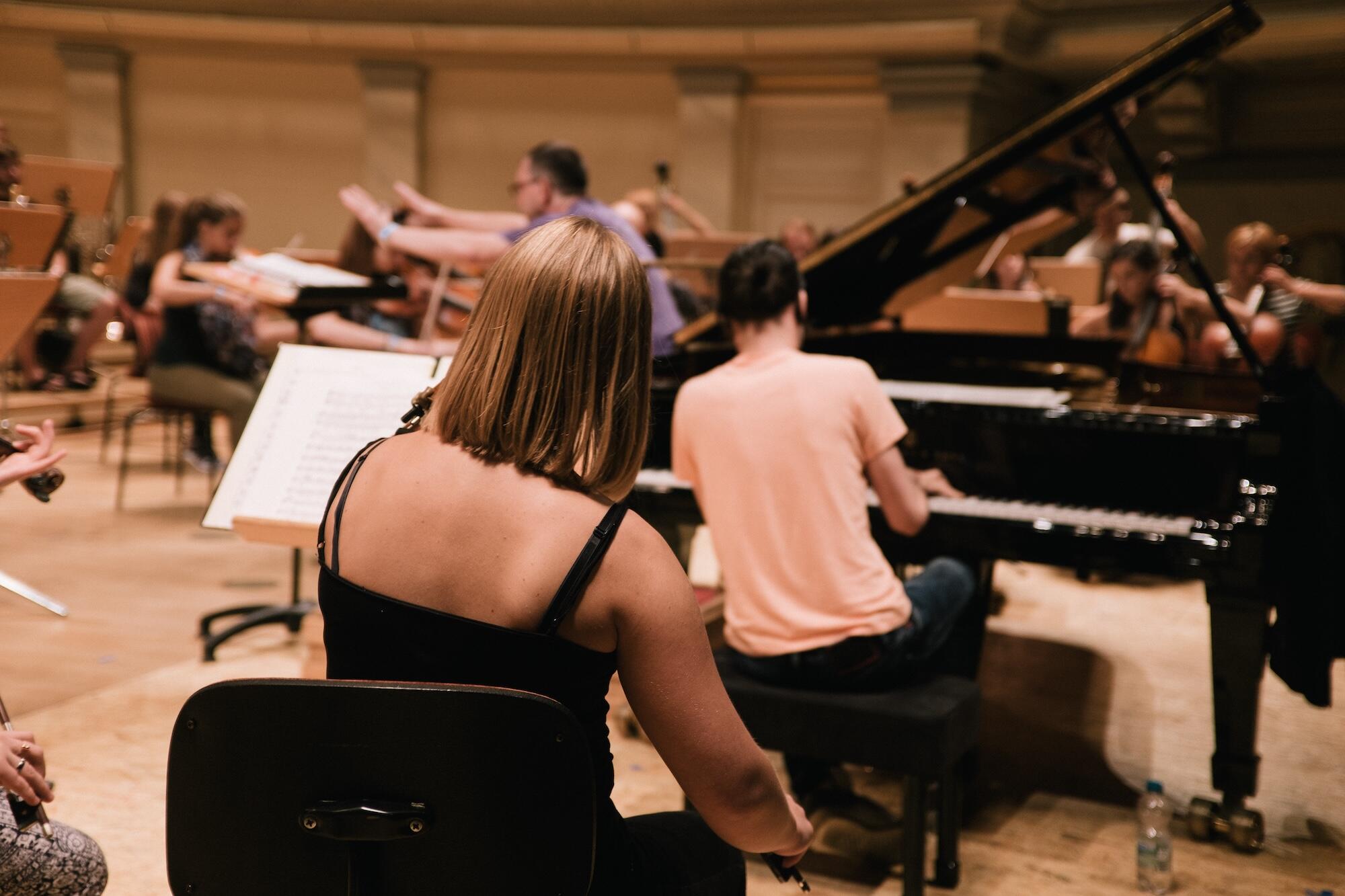 De jeunes gens sont en train de jouer de la musique