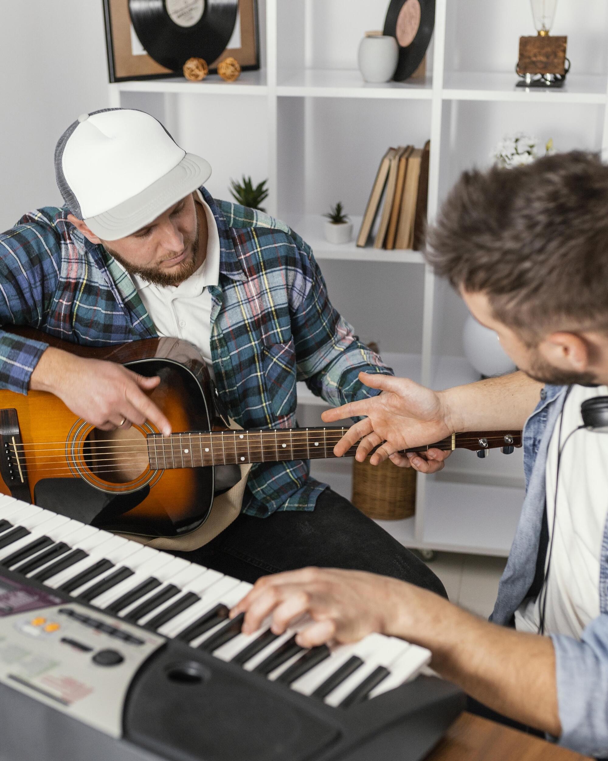 Une personne avec une casquette prend des cours de guitare