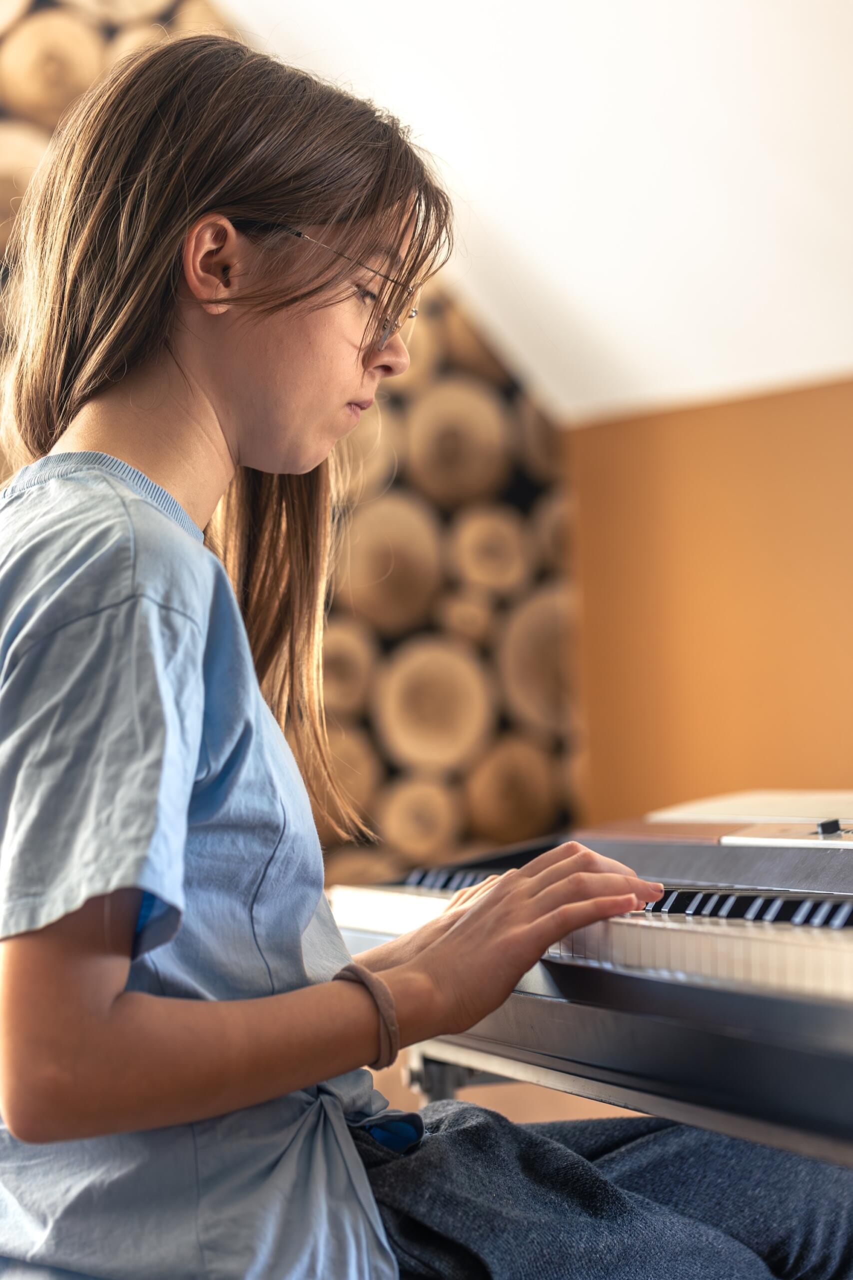 Une jeune fille est en train de jouer du piano