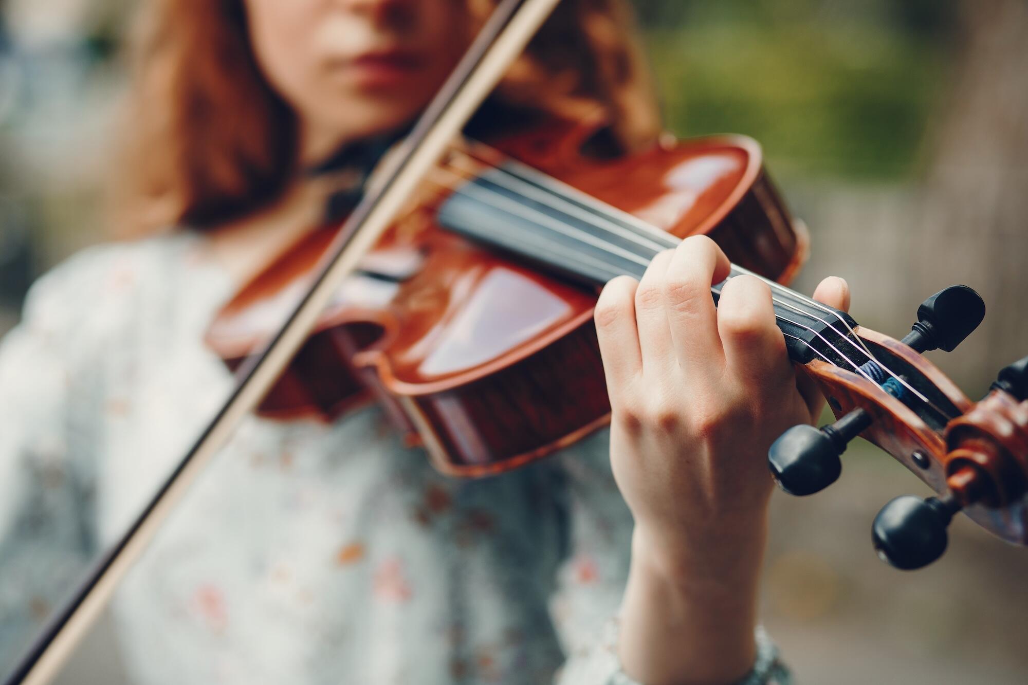 Une jeune femme est en train de jouer du violon