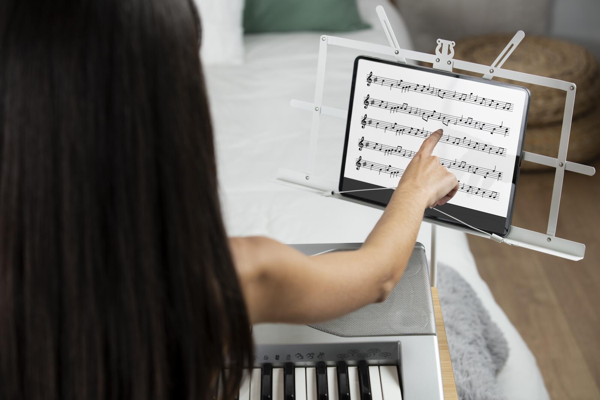 Gros plan d'une main touchant une tablette avec des notes