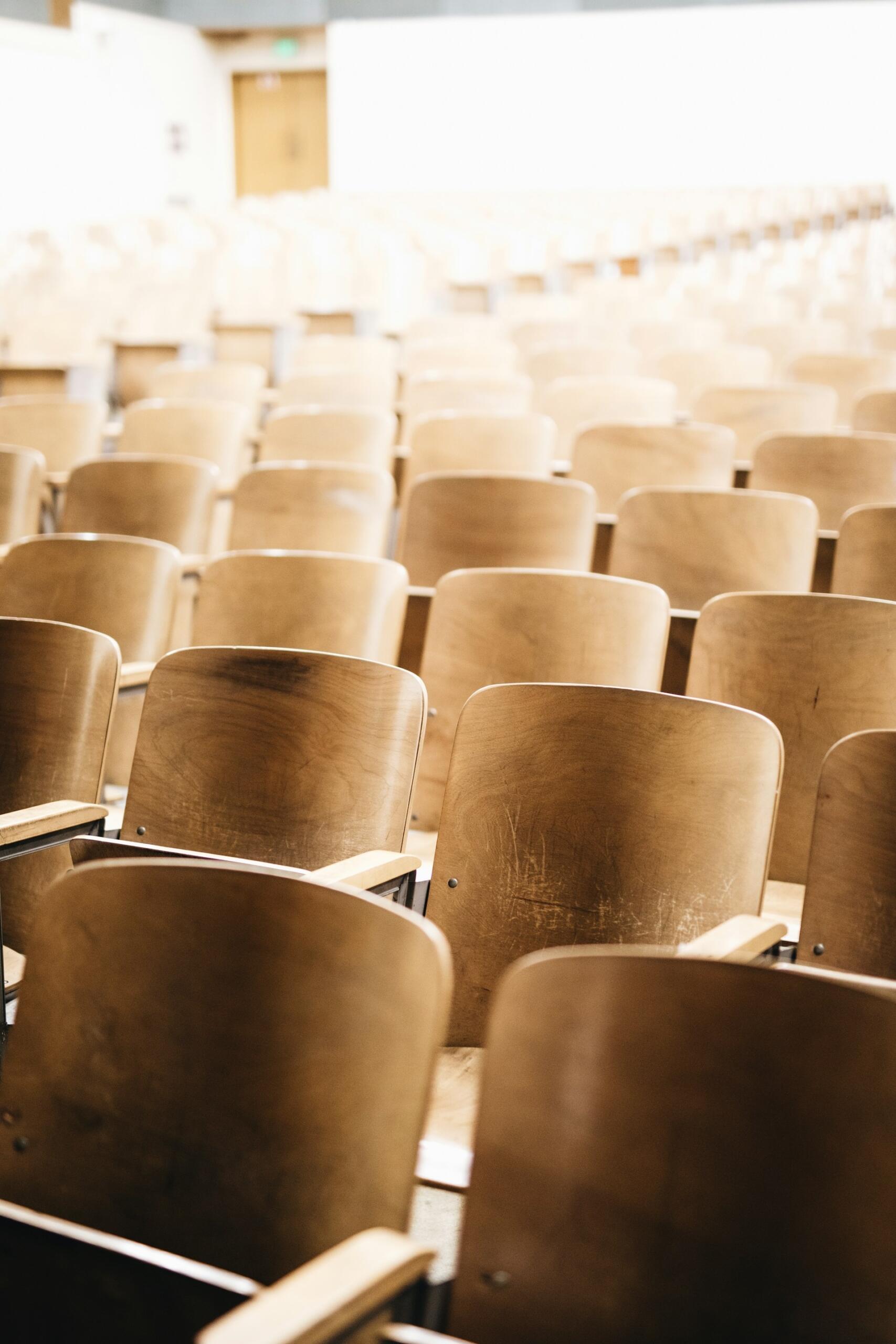 salle de classe avec des chaises en bois 
