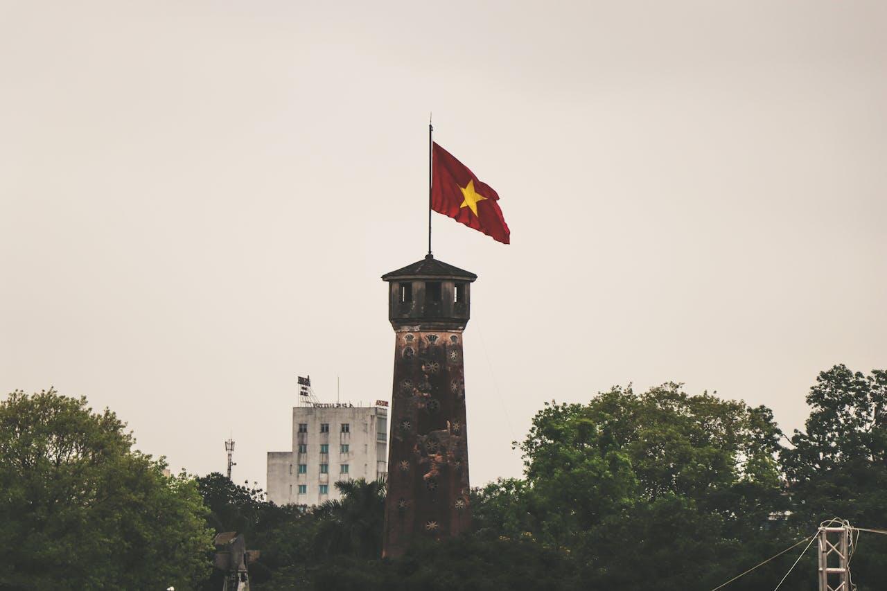 Drapeau vietnamien flottant au-dessus d'une tour au Vietnam