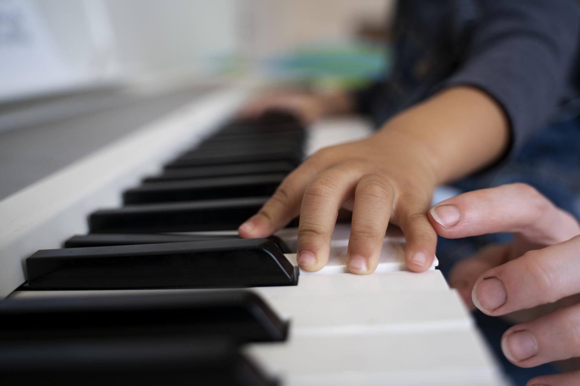 Un enfant est en train de jouer du piano