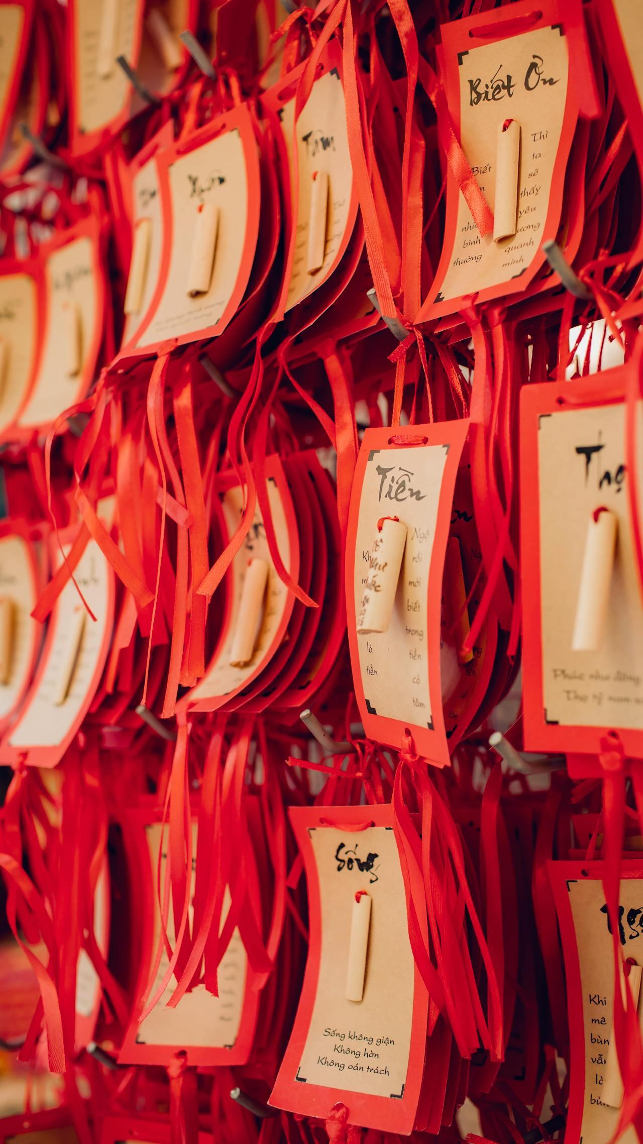 Souhaits écrits en vietnamien sur des papiers beige et rouges.