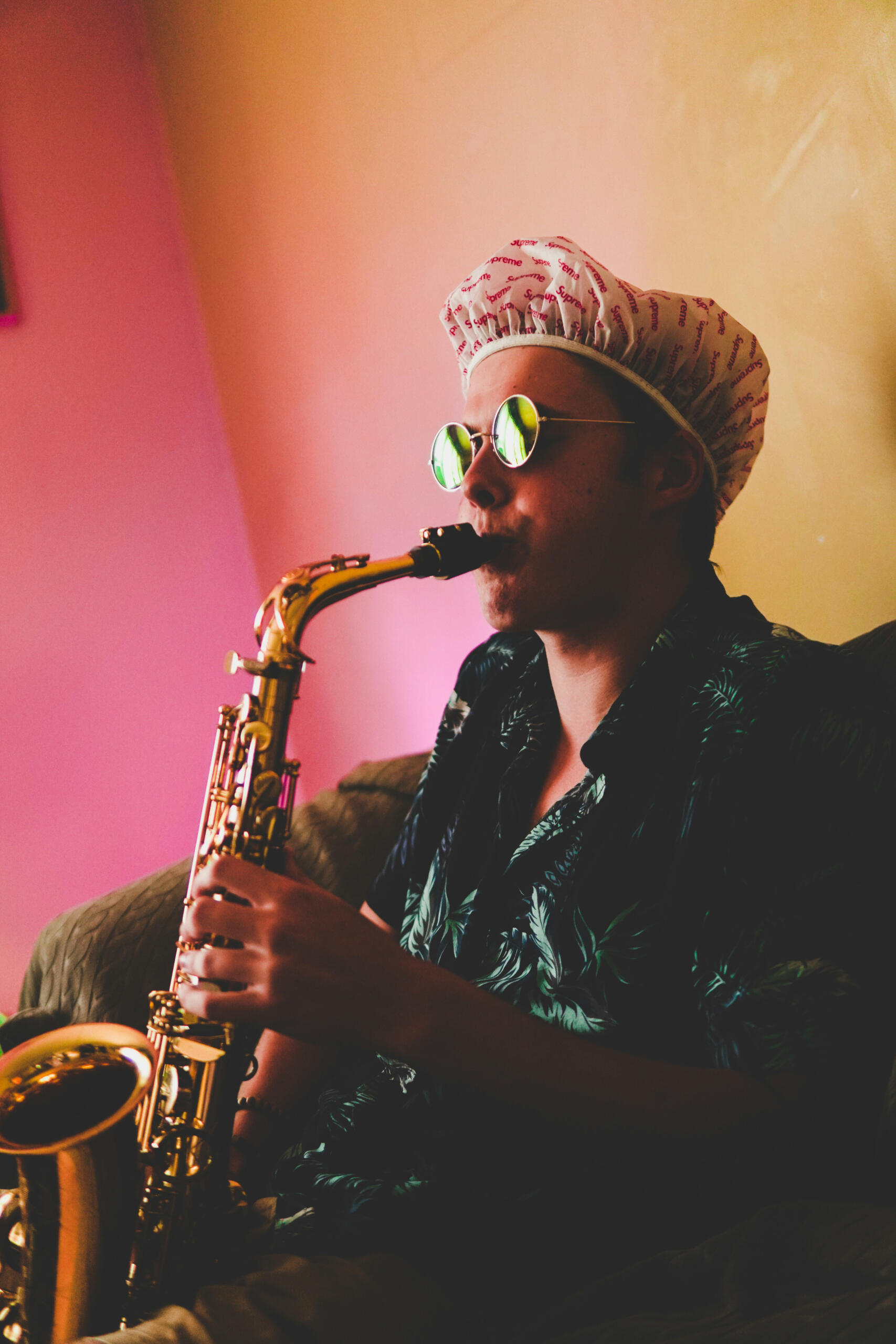 Un saxophoniste soprano avec des lunettes de soleil.