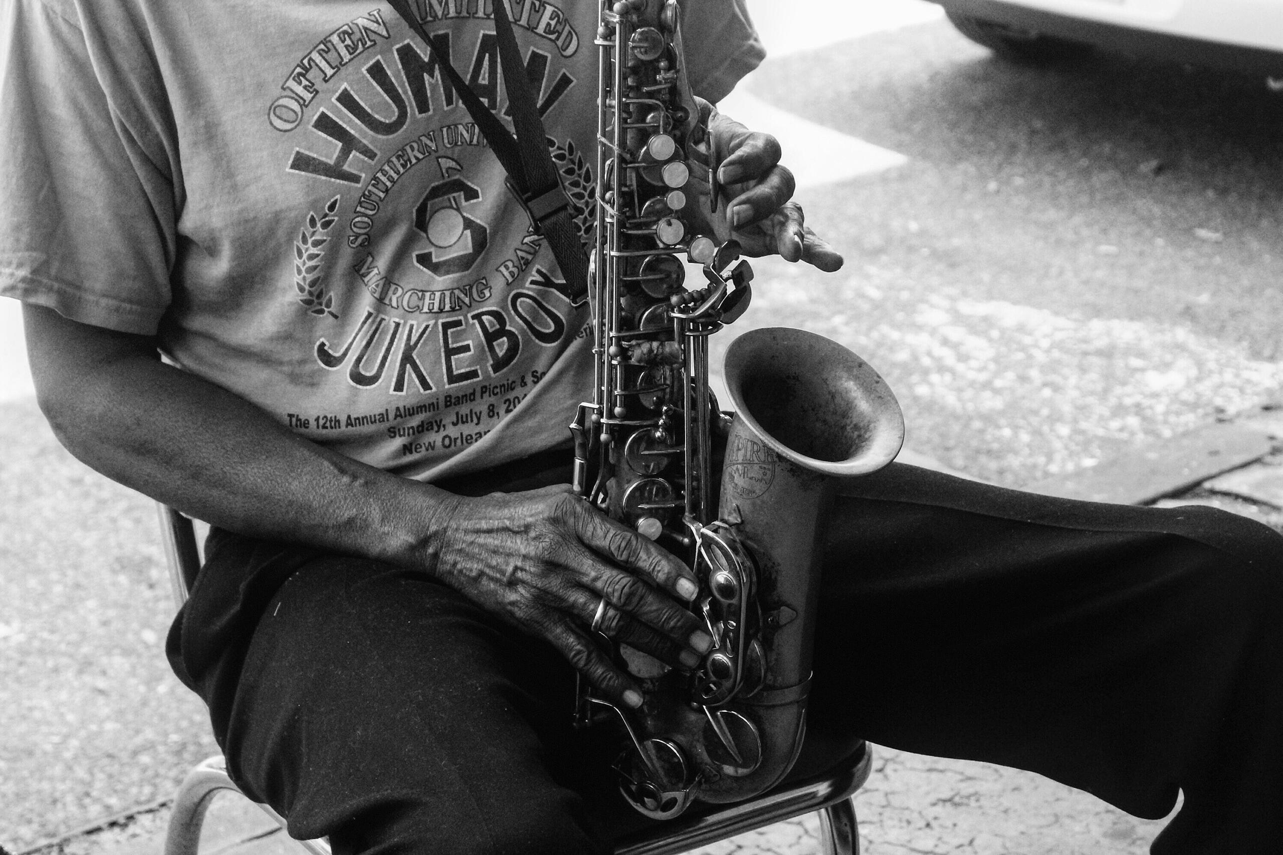 Un saxophoniste en noir et blanc.