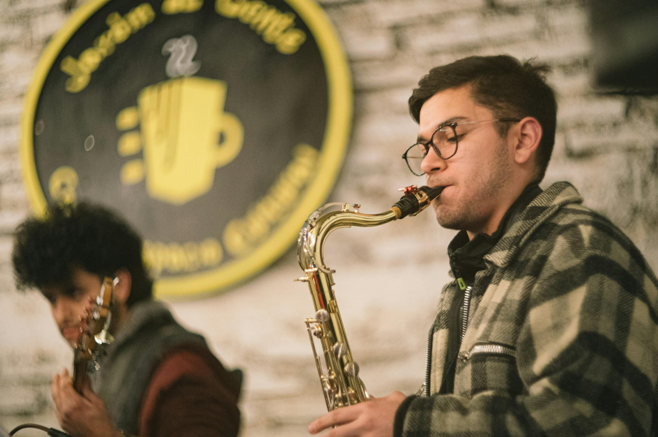 Un saxophoniste joue en groupe.