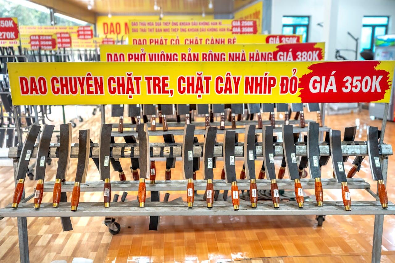 Photo d'un étal de couteaux vietnamiens avec de l'écriture vietnamienne. 