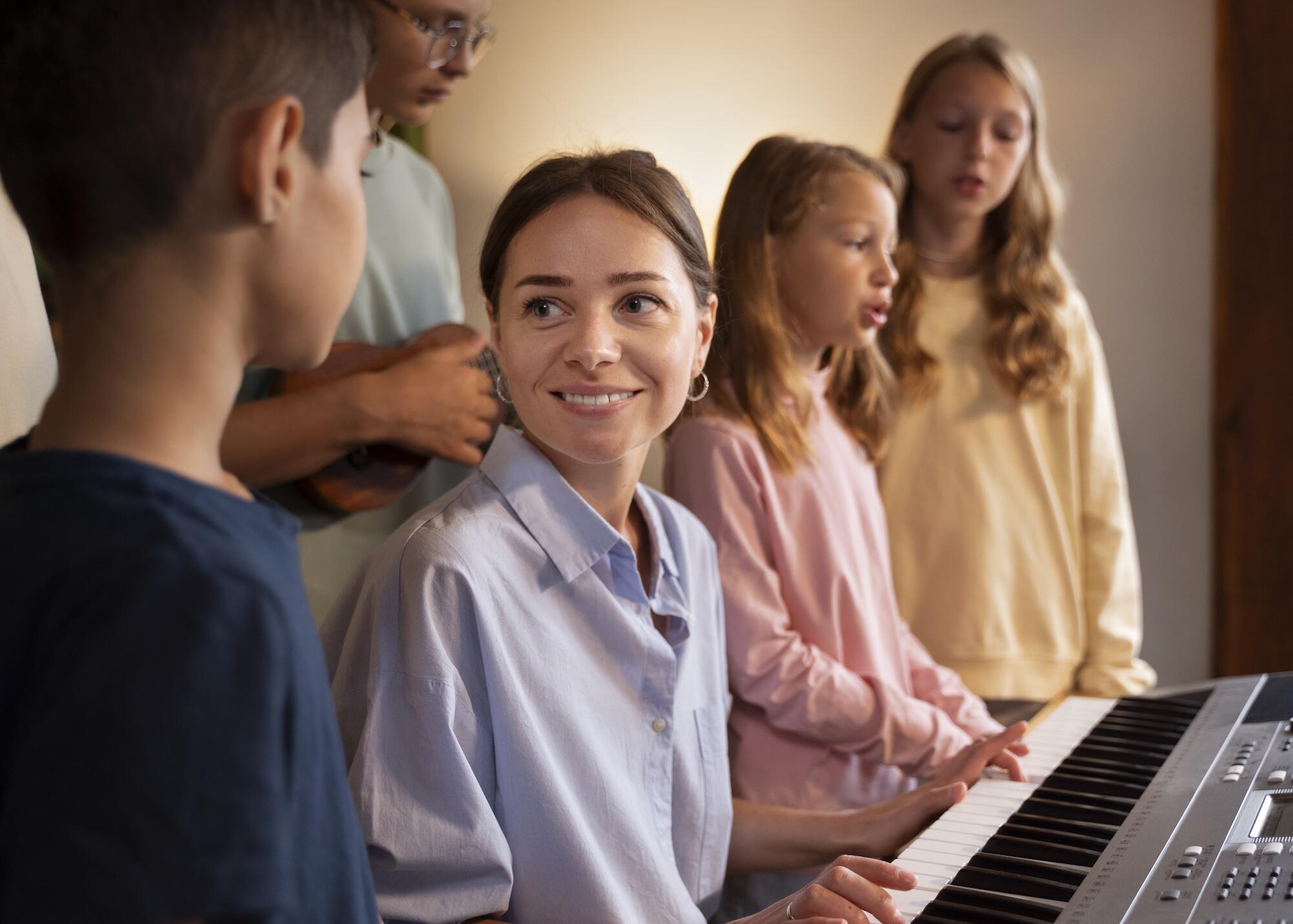 Les enfants prennent des cours de solfège autour du clavier