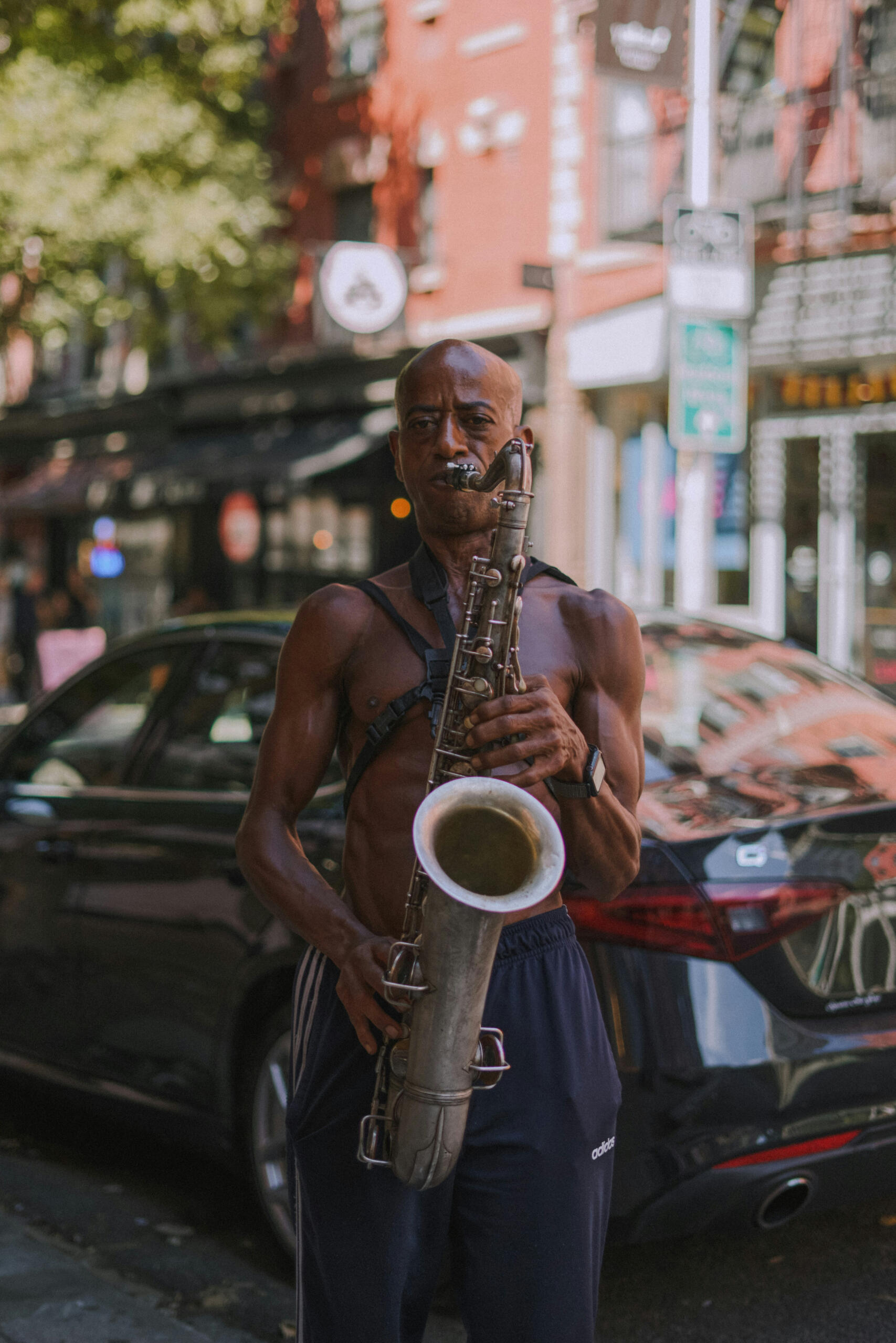 Un homme joue du saxophone dans la rue.