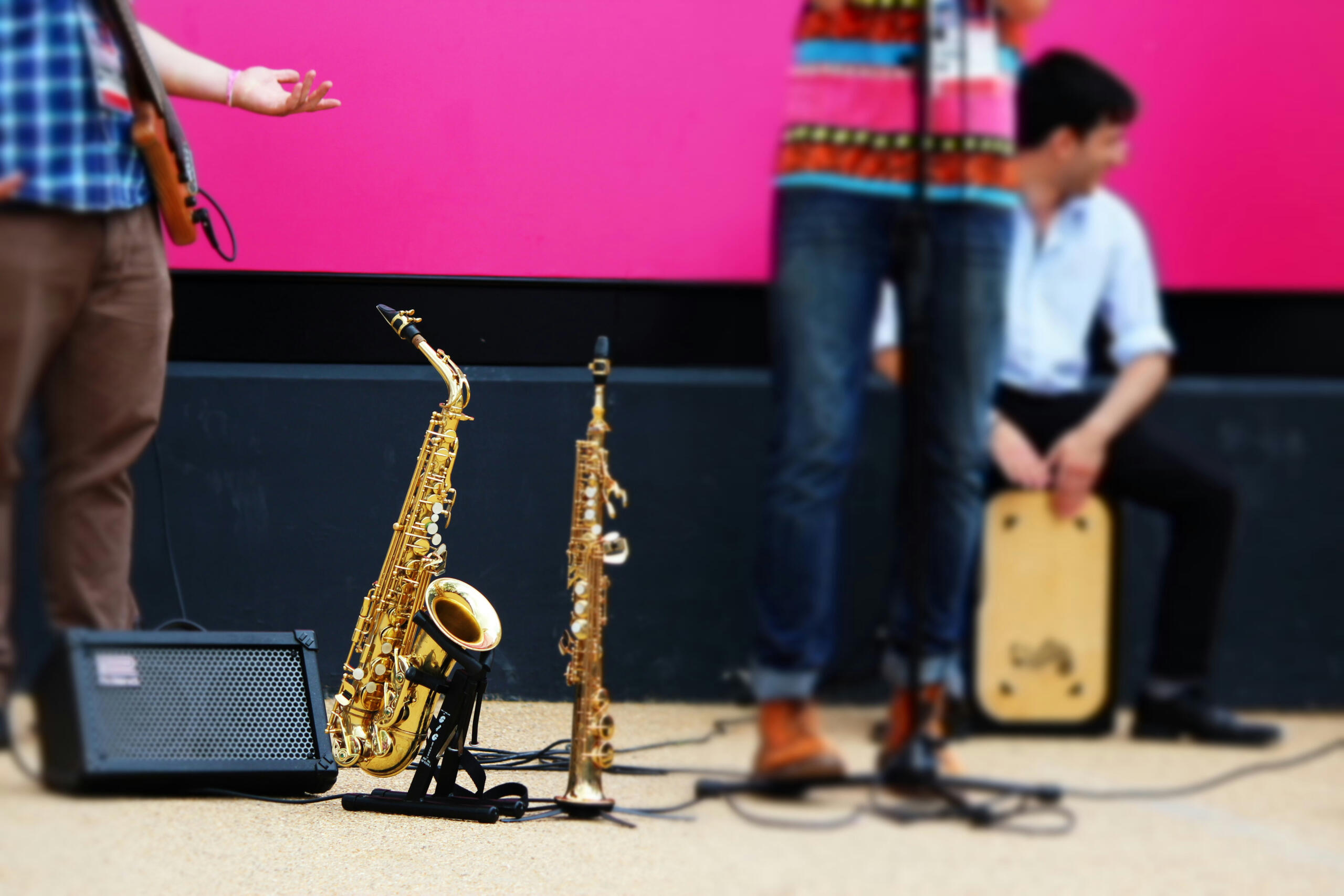 Un saxophone posé sur une scène avec d'autres instruments.