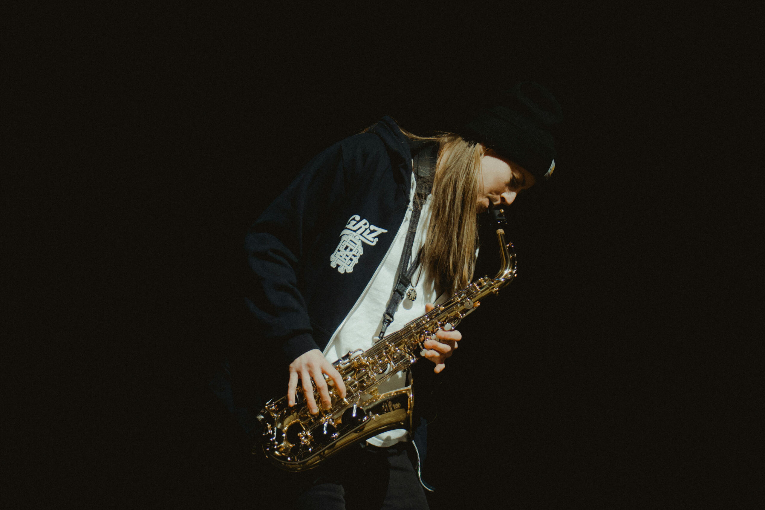Une saxophoniste joue du baryton.