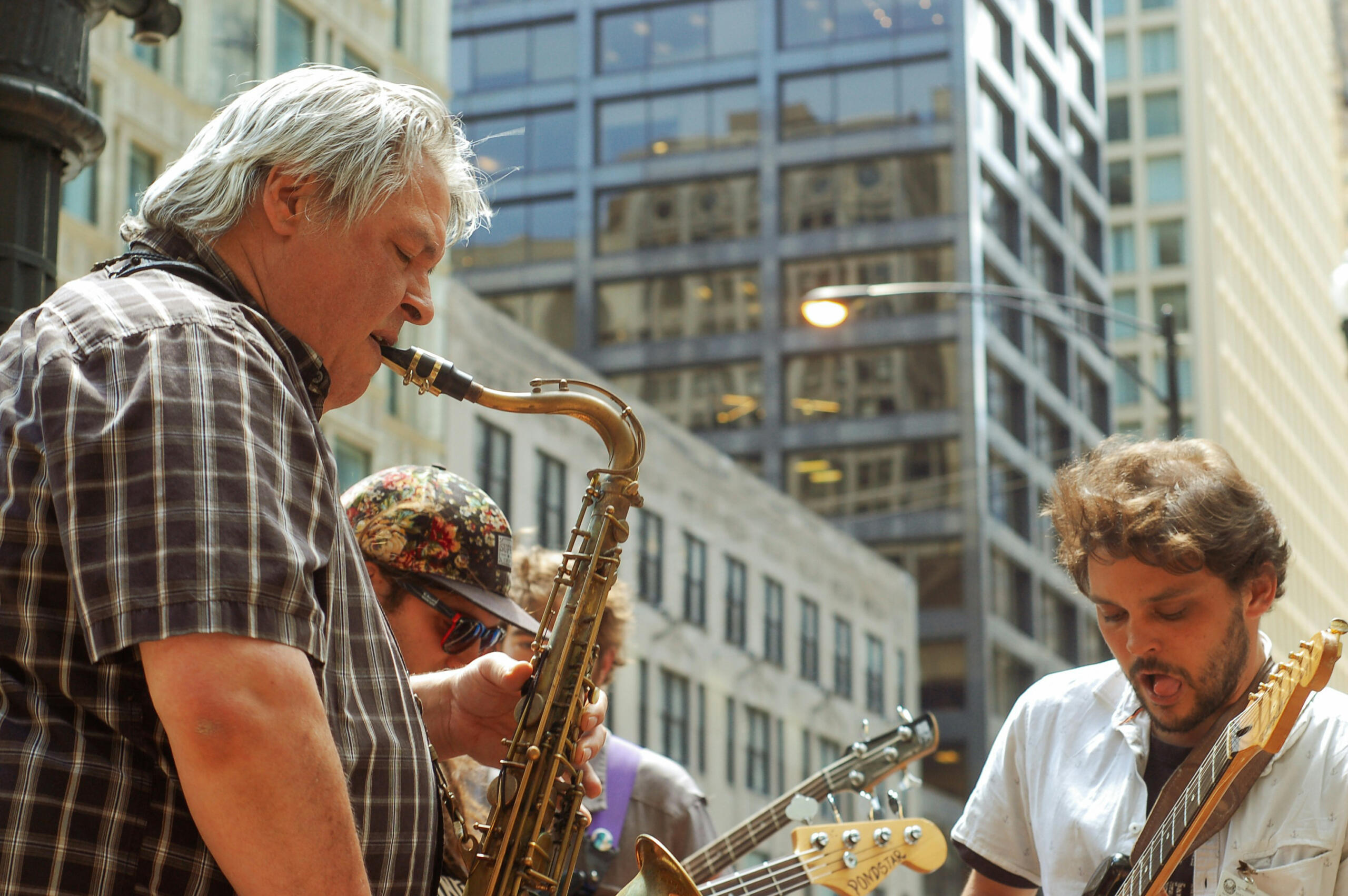 Un groupe de saxophonistes dans la rue.
