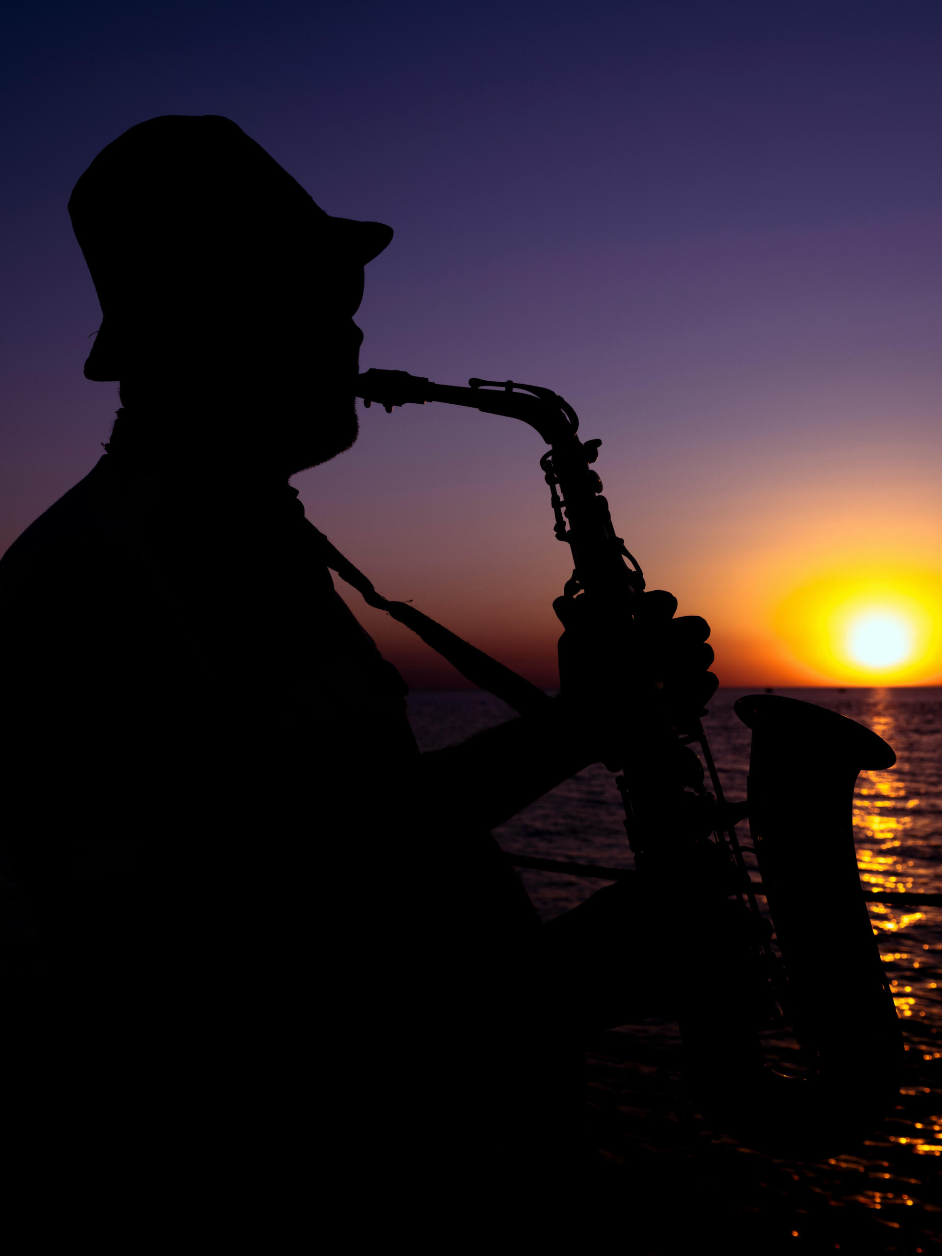 Un saxophoniste au coucher du soleil.