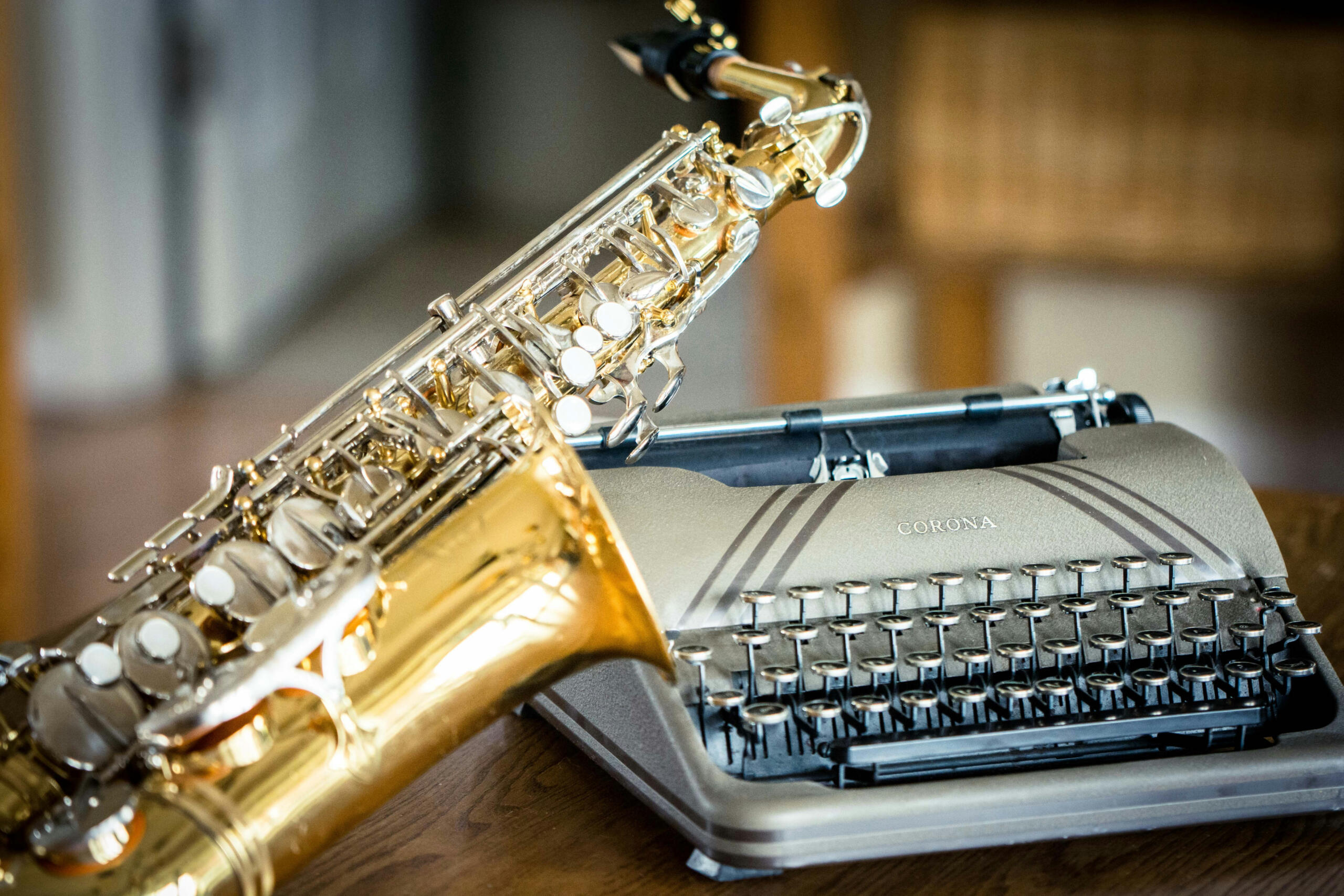 Un saxophone et une machine à écrire.