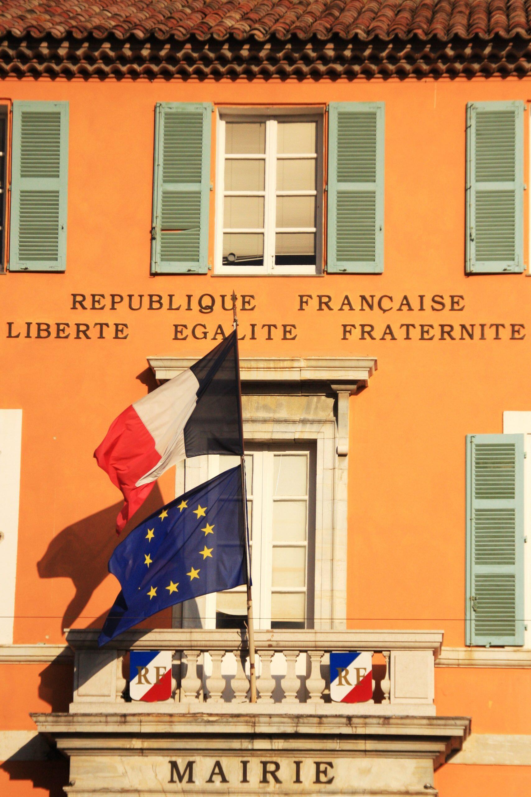 Devanture de bâtiment d'administration française
