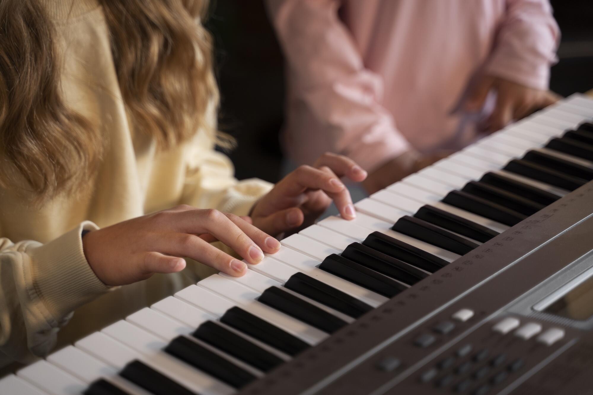 Des enfants prennent des cours de piano