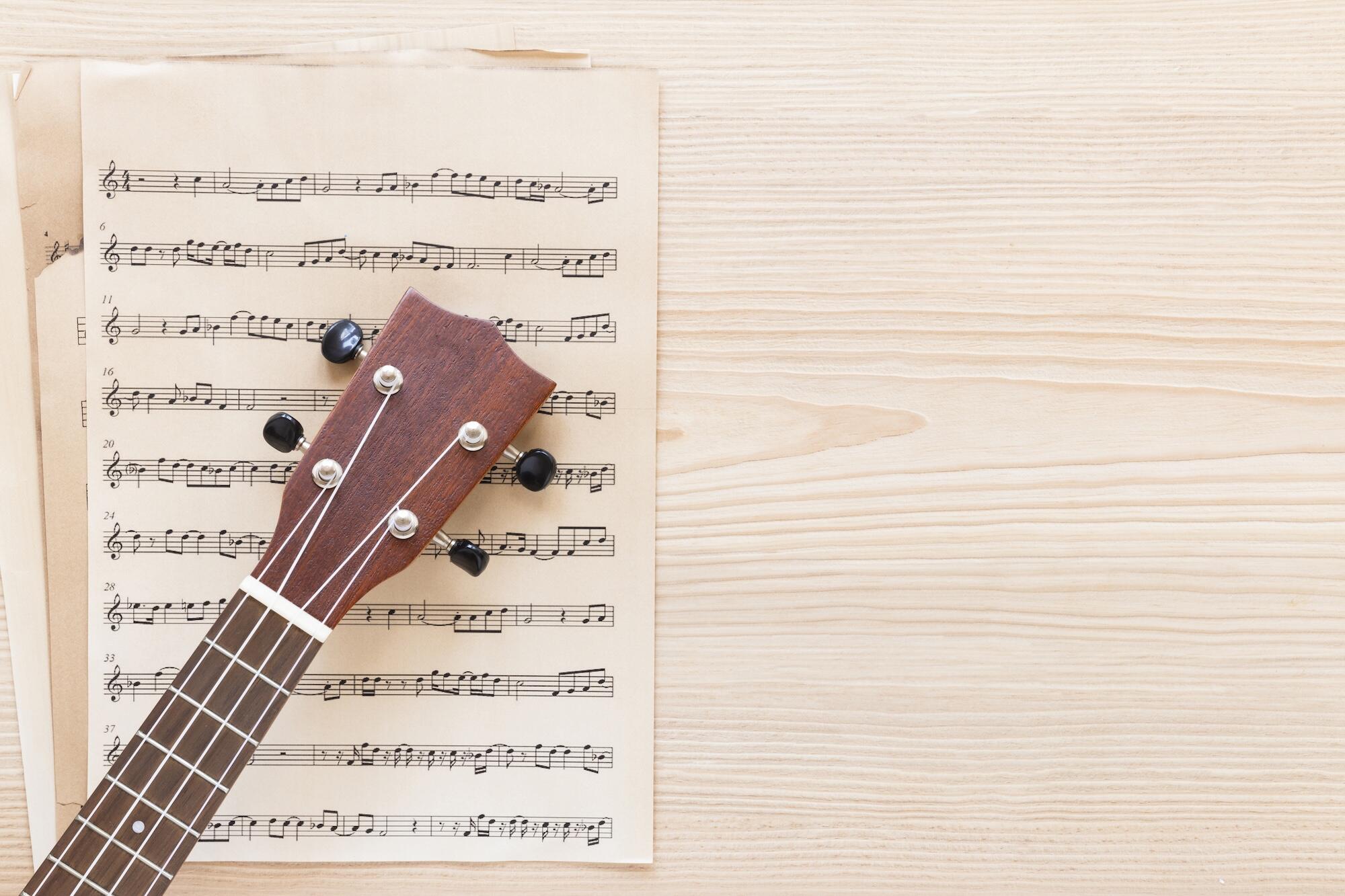 Vue de dessus du manche de la guitare avec partition