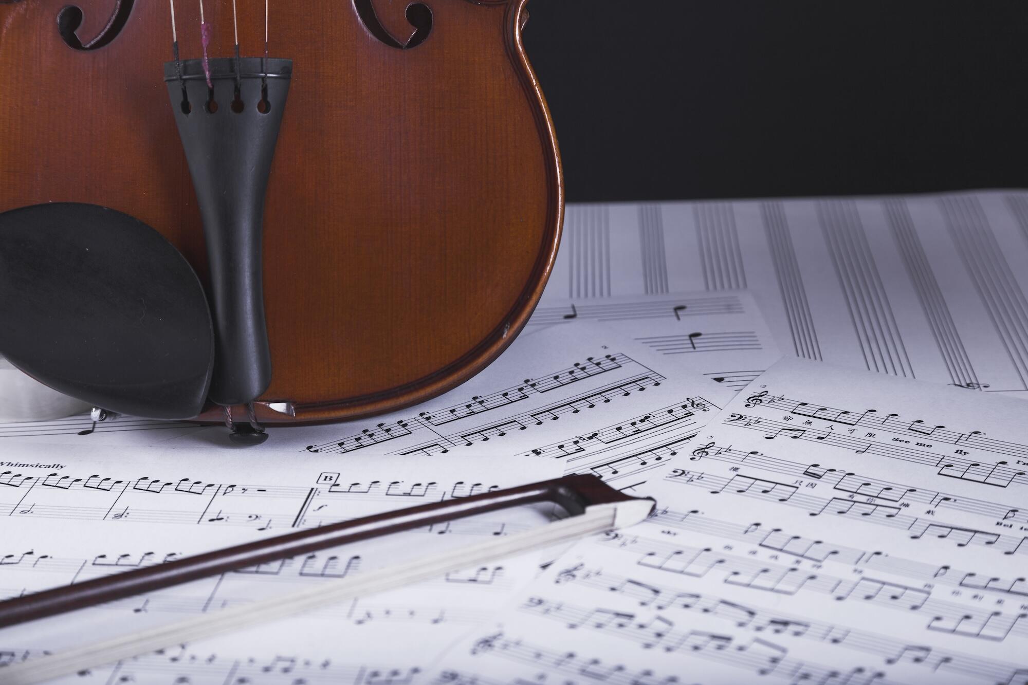 Vue d'un violon posé sur des partitions