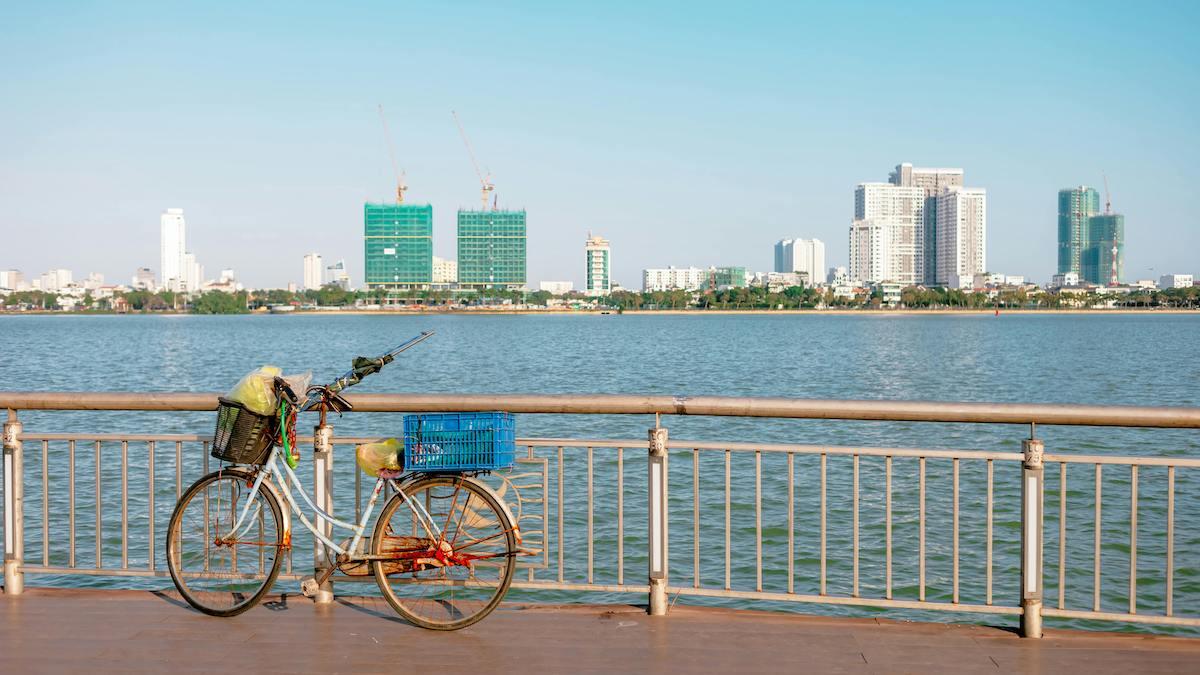 Vélo posé sur une rambarde près de l'eau au Vietnam. 