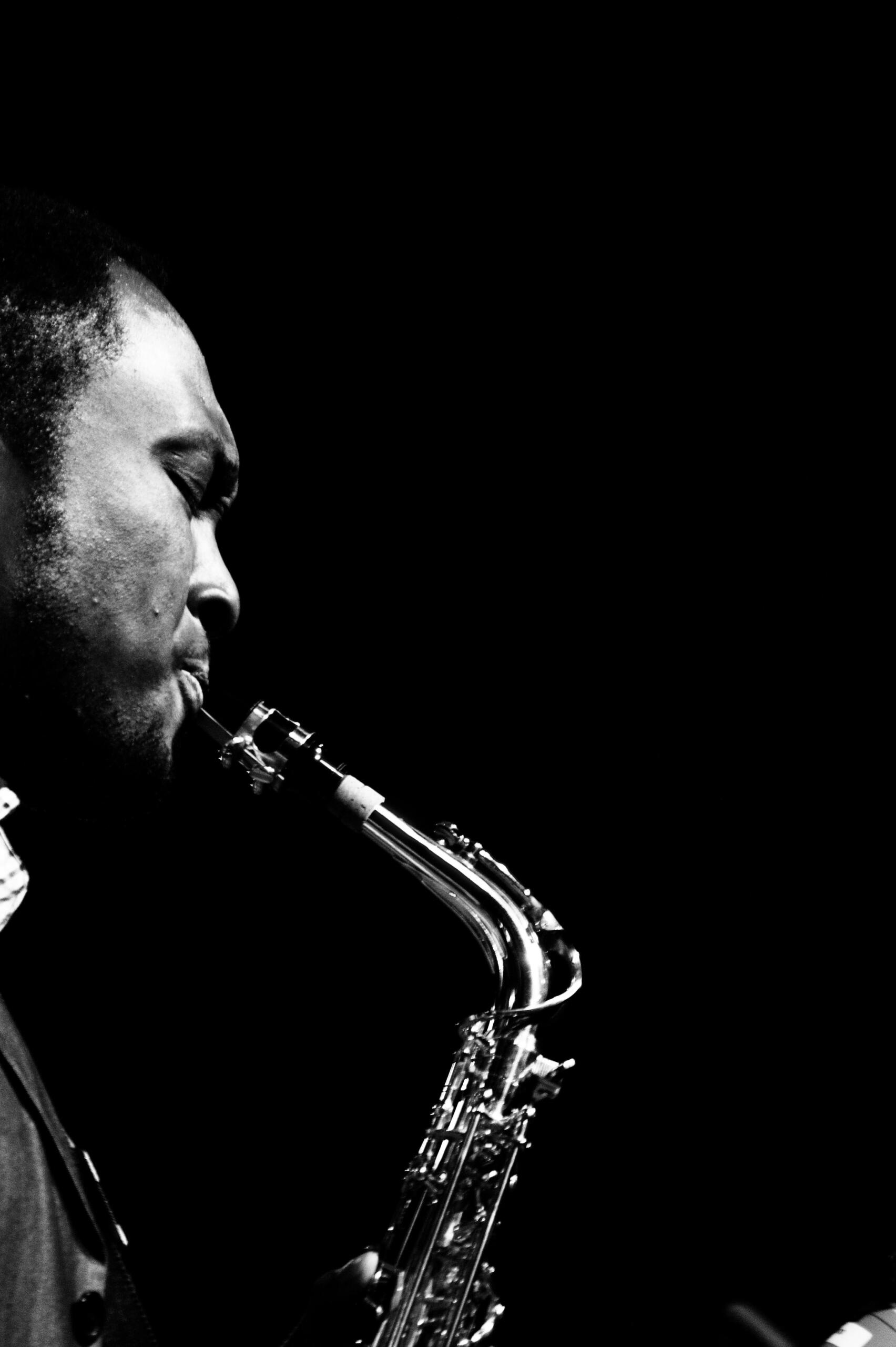 Un saxophoniste en noir et blanc.